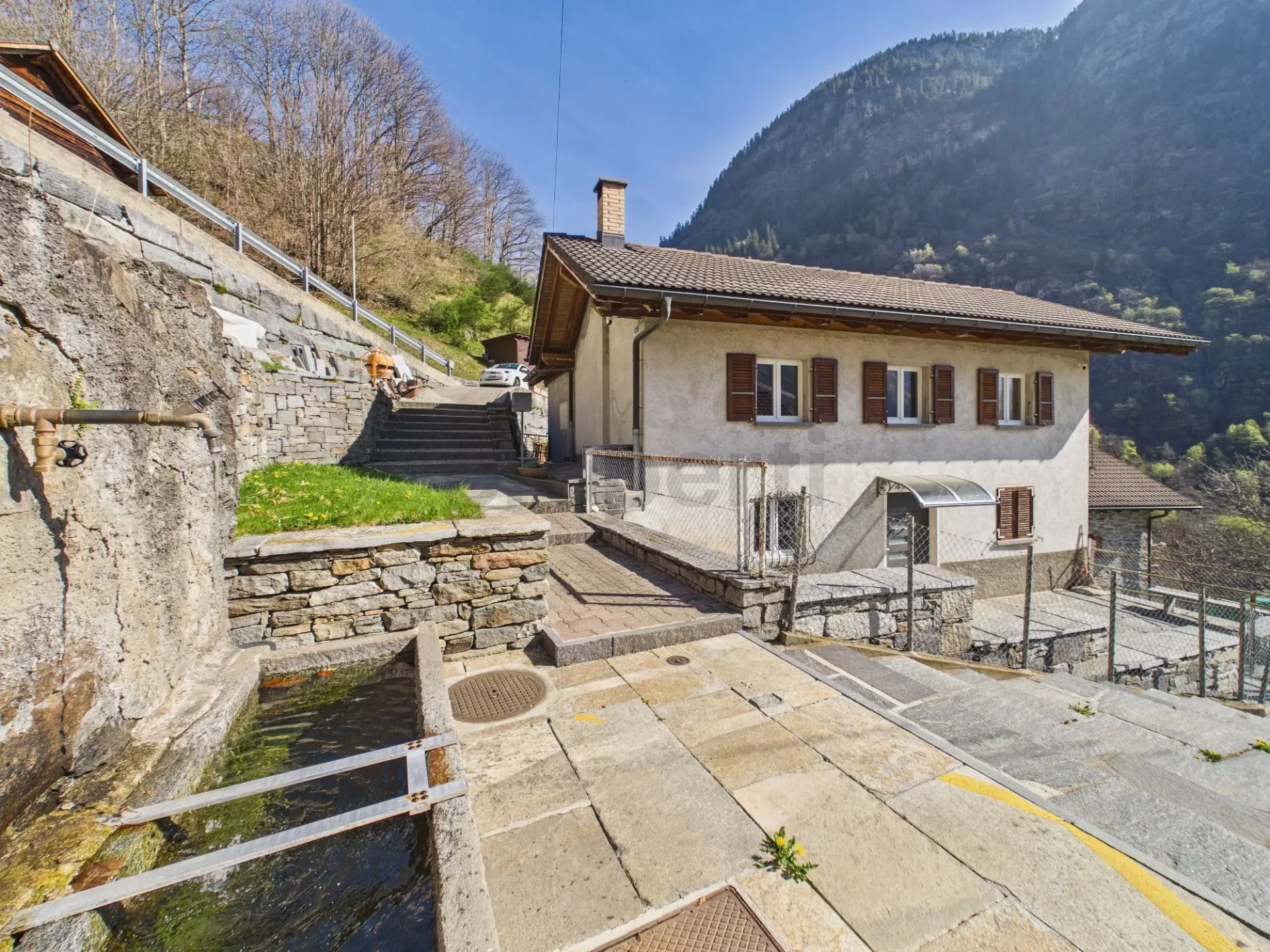 Einfamilienhaus mit Torf, Garten und Panoramablick RESIDENZA PRIMARIA E SECONDARIA IN VAL CALANCA