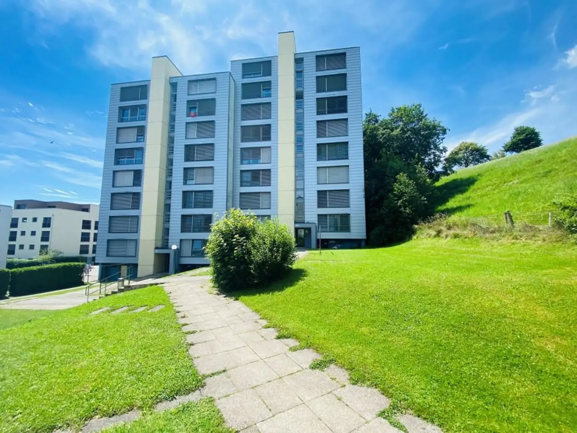 Grossräumige, helle Wohnung mit Balkon und herrlicher Aussicht