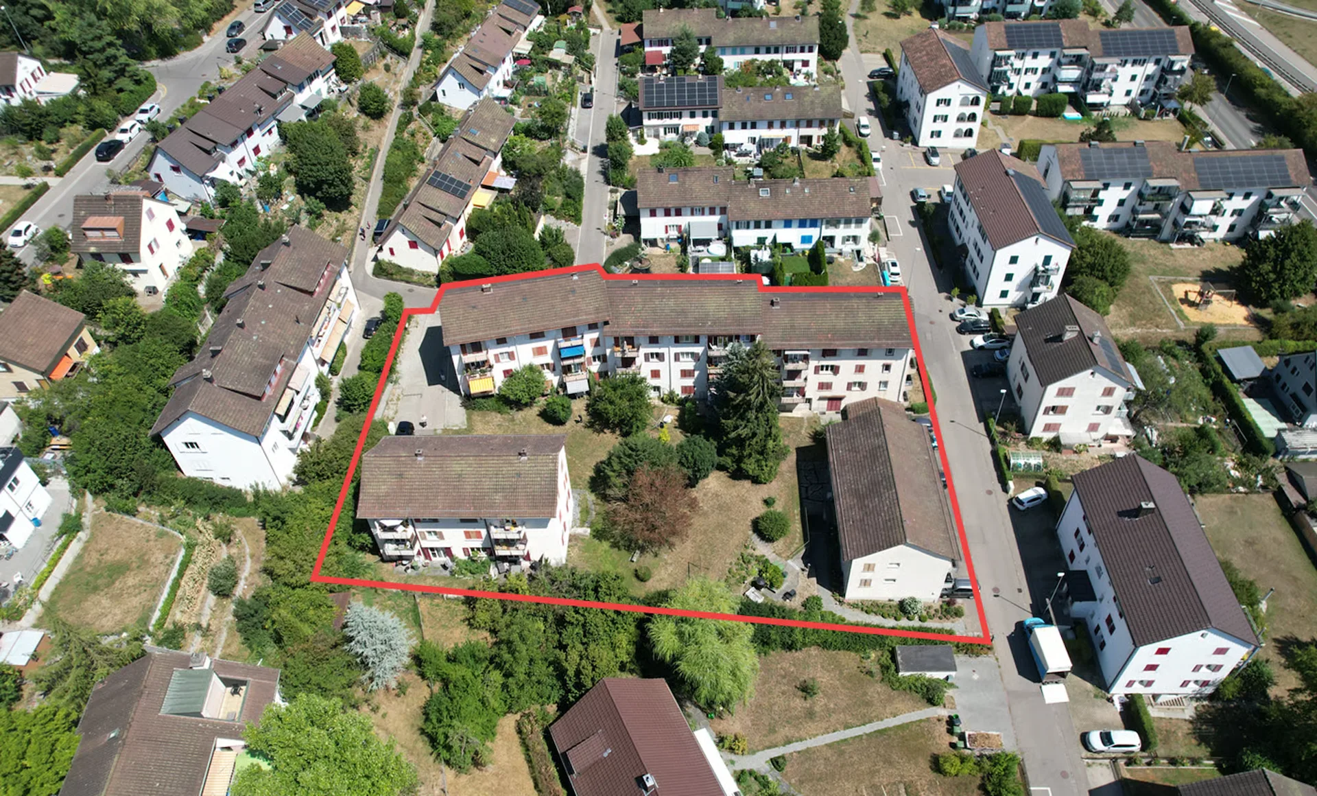Zone avec 5 maisons multifamiliales / objet de développement et d'aménagement