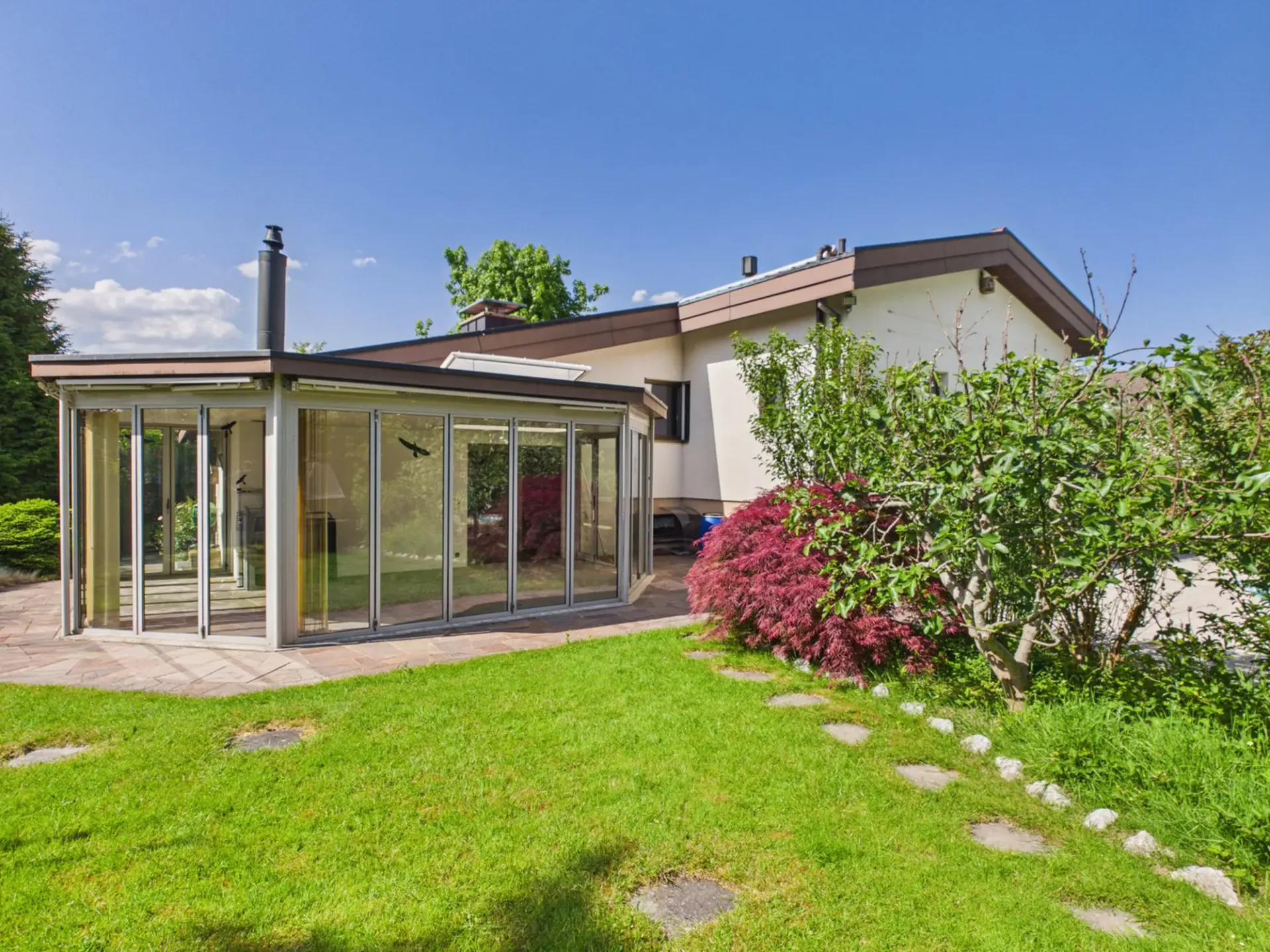 Exklusives 7.5-Zimmer-Einfamilienhaus mit Pool, Wintergarten und viel Privatsphäre in Arch BE