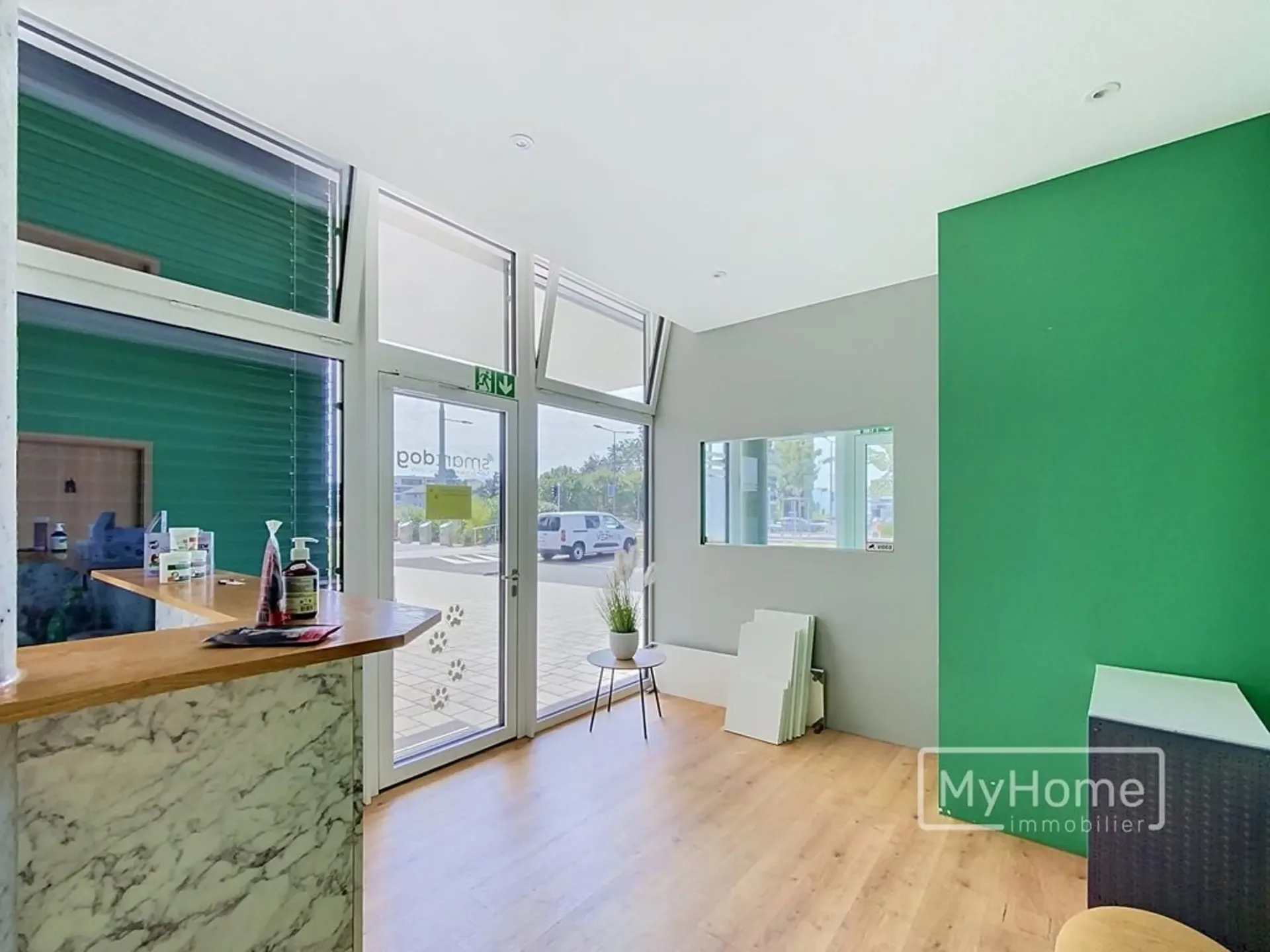 Rare opportunity! Commercial space on the ground floor in Prilly
