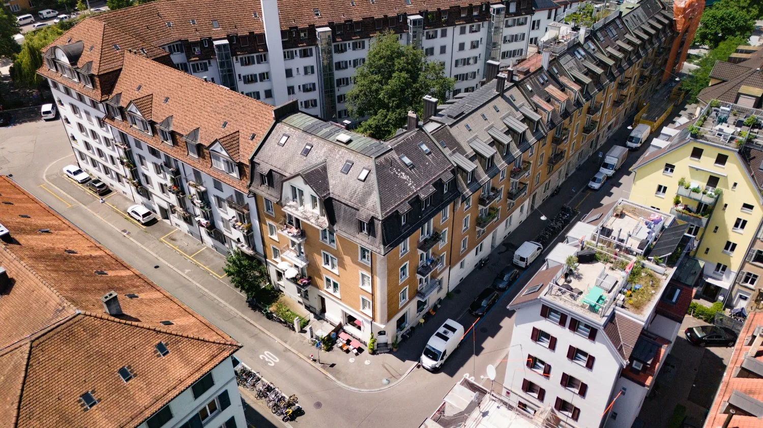 Stylishly freshly renovated 4-room apartment in the heart of Zürich-Wiedikon
