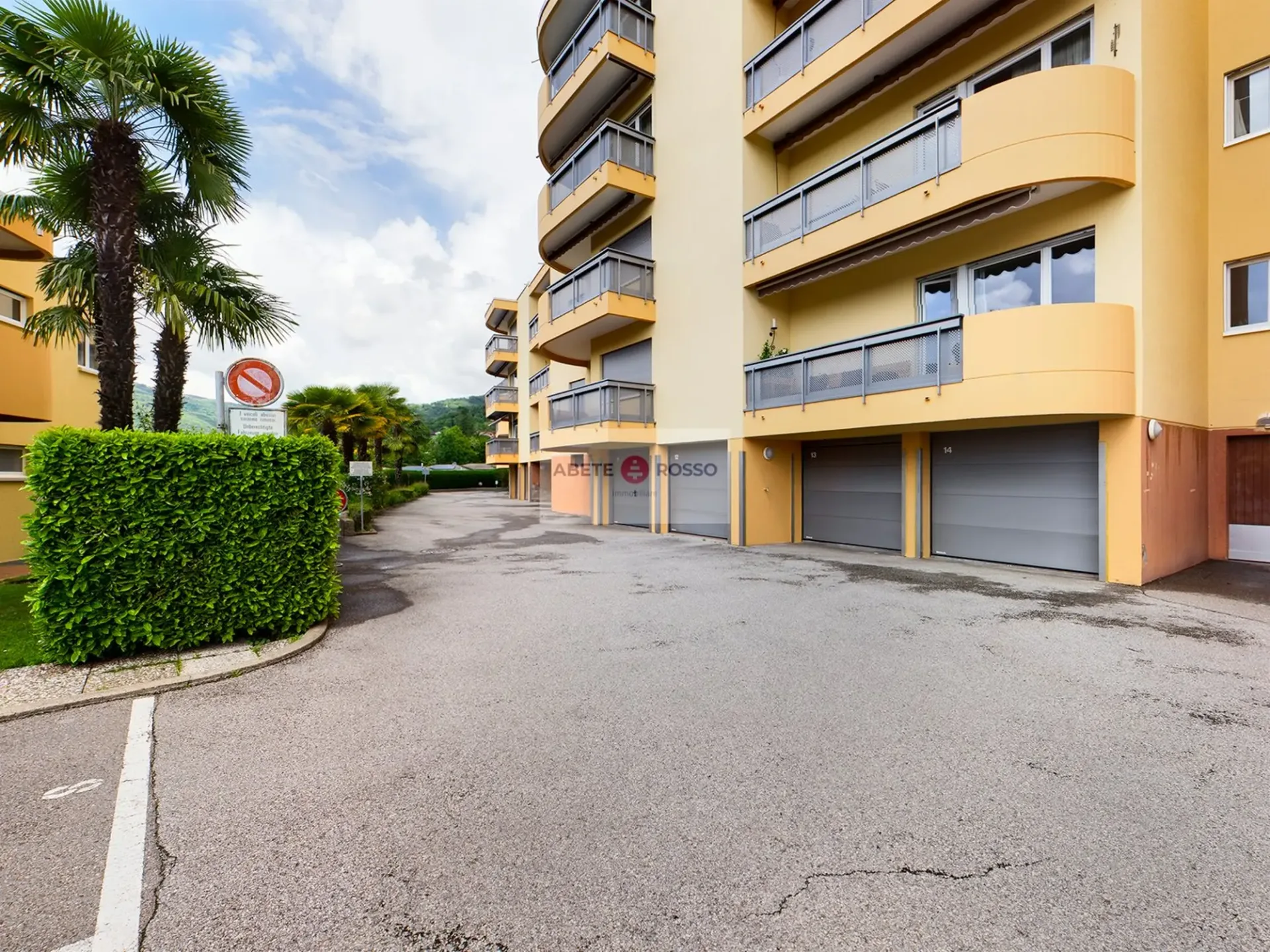 Appartamento rinnovato: zona residenziale tranquilla, residenza con piscina, vicino a Lugano.