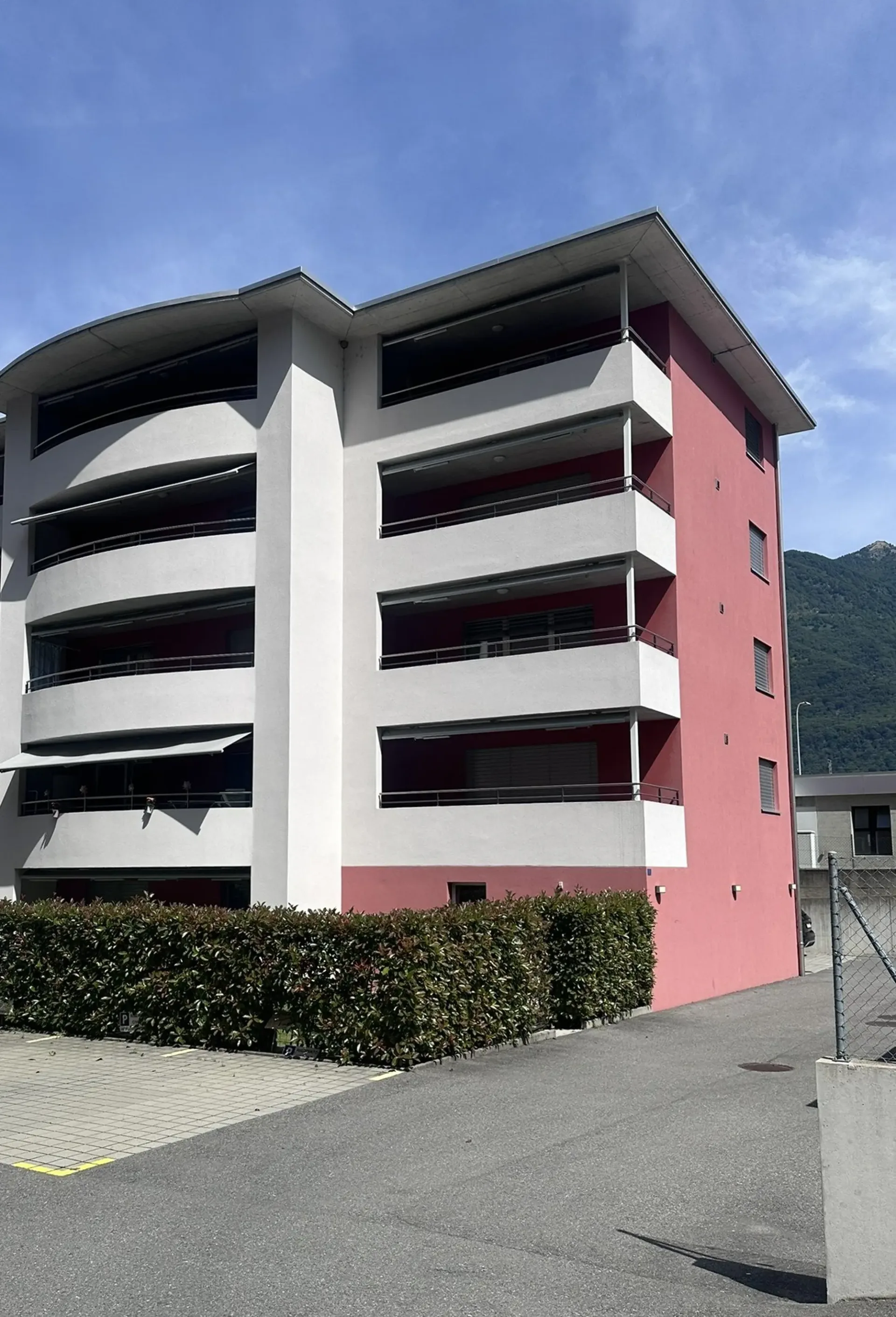 Modernes 2.5-Zimmer-Apartment mit Balkon in Cadenazzo