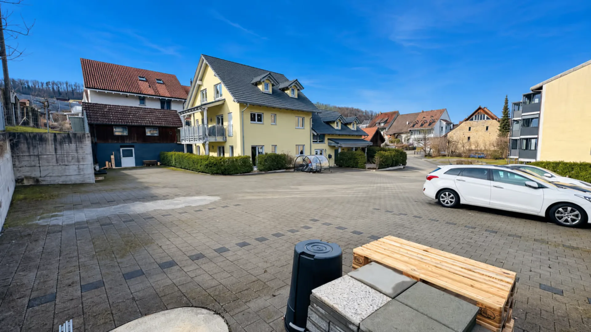 Top 3-Familienhaus im Eigentumsstandard mit 15 Parkplätzen, Werkstatt & Schopf in Zunzgen
