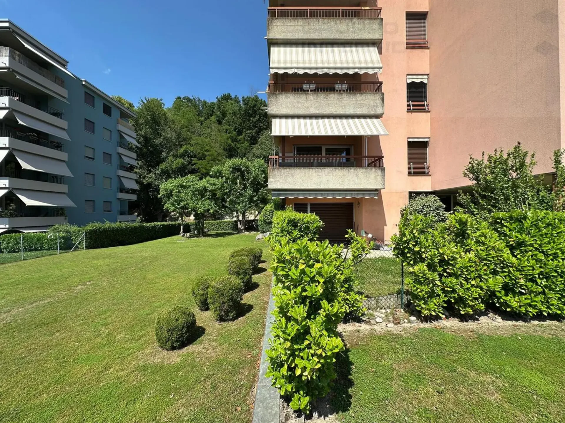 4.5 LOCALI CON GIARDINO E PISCINA CONDOMINIALE