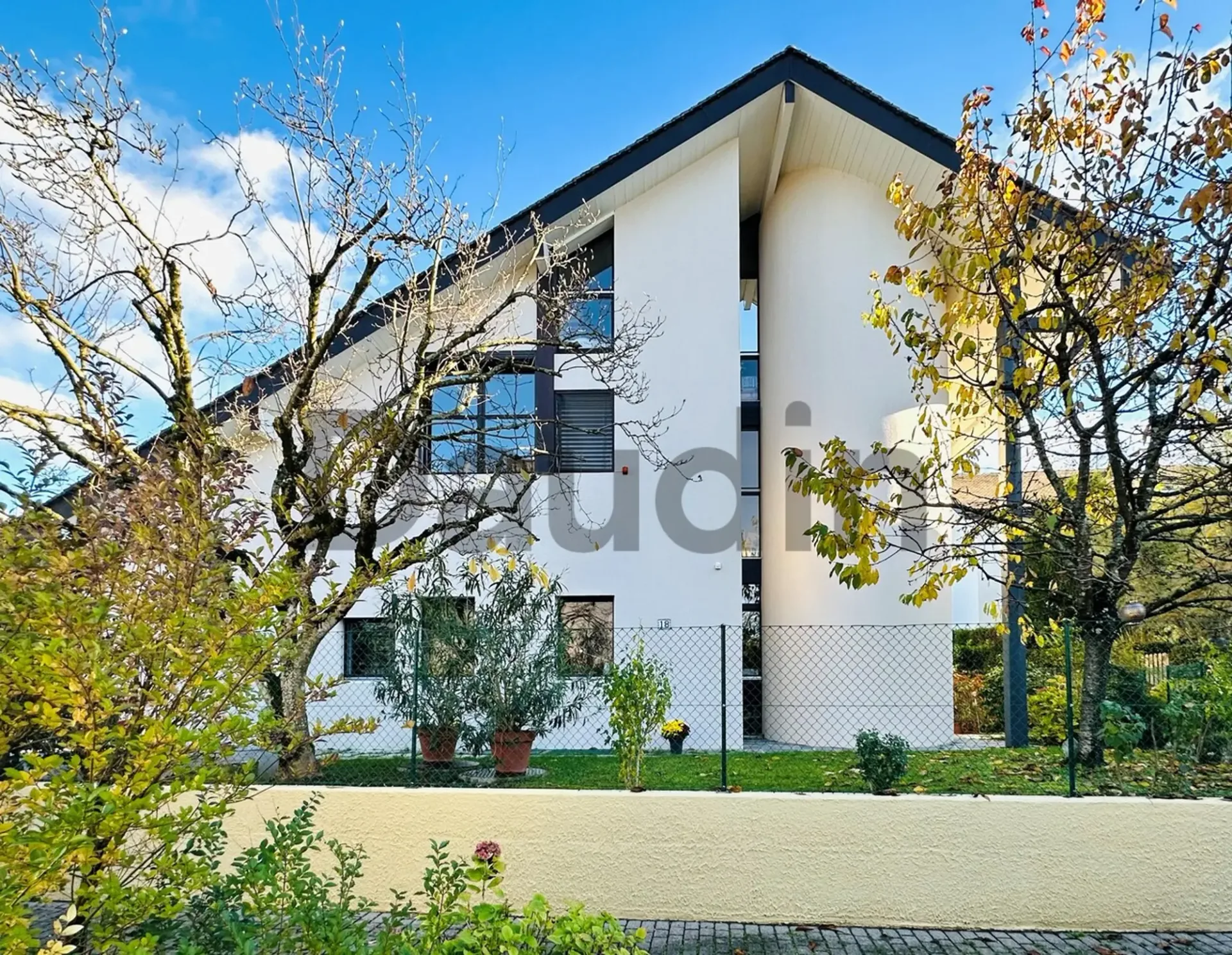 Magnifica villa di architetto di 6 locali in un quartiere residenziale tranquillo