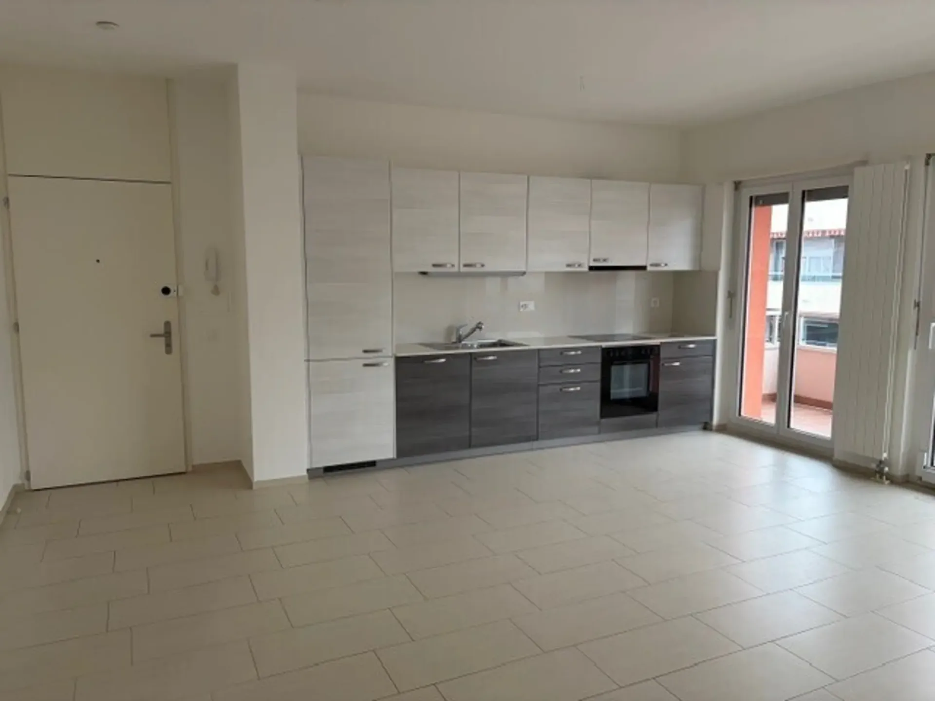 SOLEGGIATO 3.5 LOCALI IN STABILE CON PISCINA CONDOMINIALE
