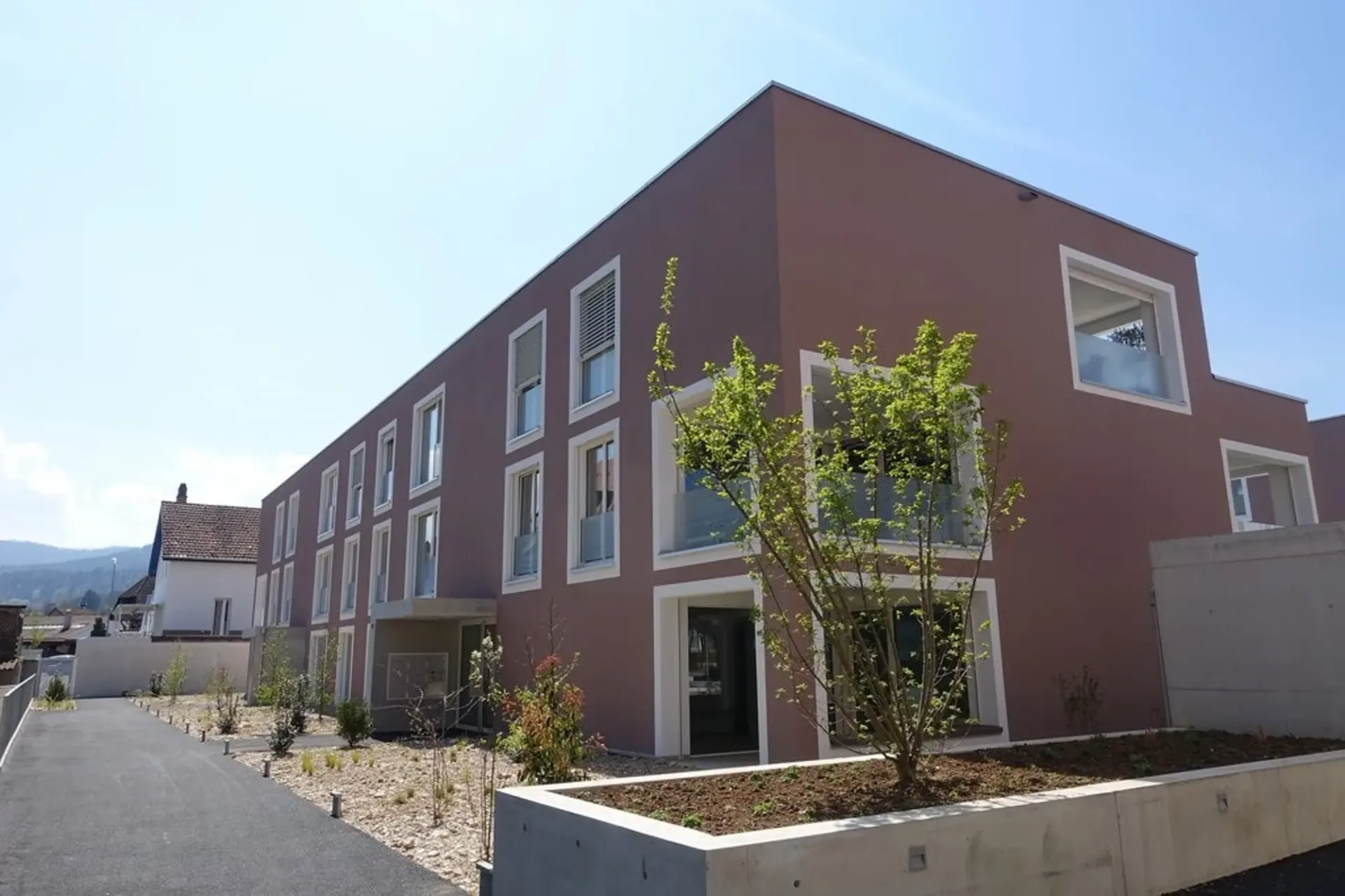 Moderne und zentral gelegene 2.5-Zimmer-Wohnung mit Loggia