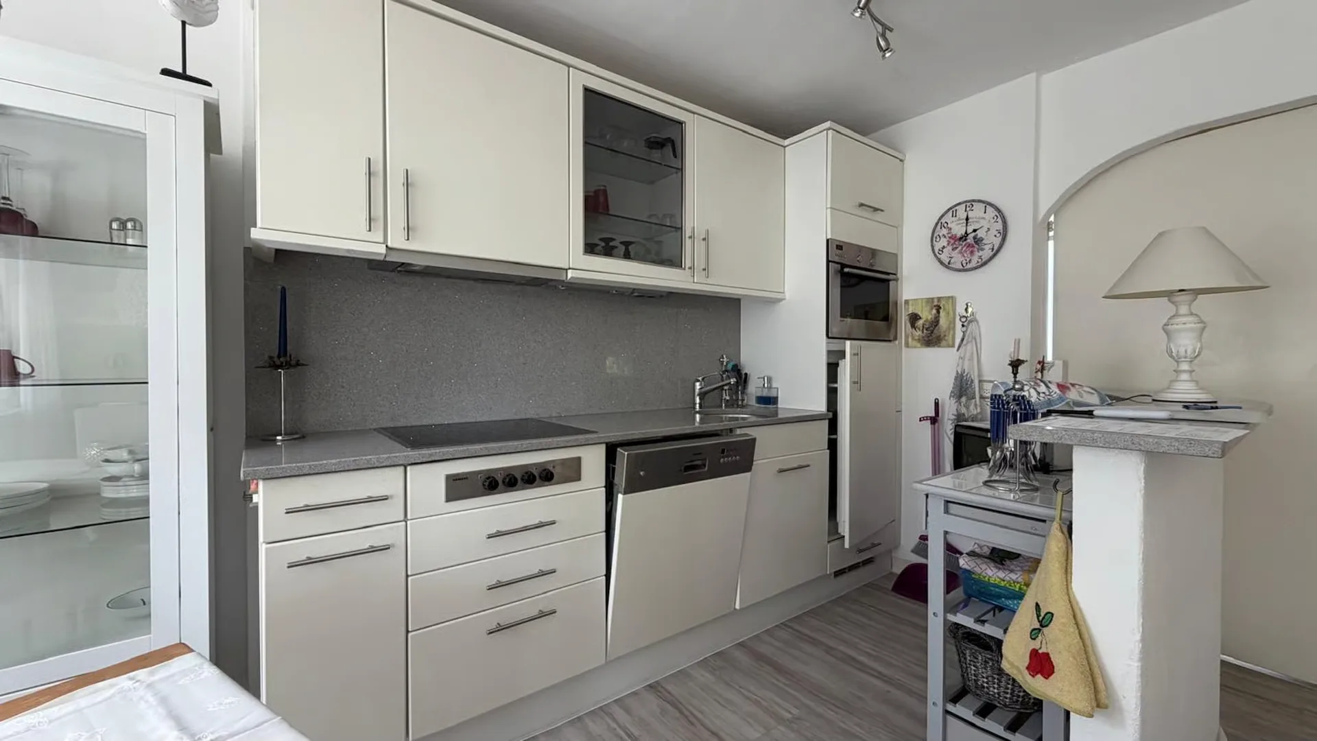 Befristete möblierte 2-Zimmer-Wohnung mit Kamin in Zürich-Affoltern
