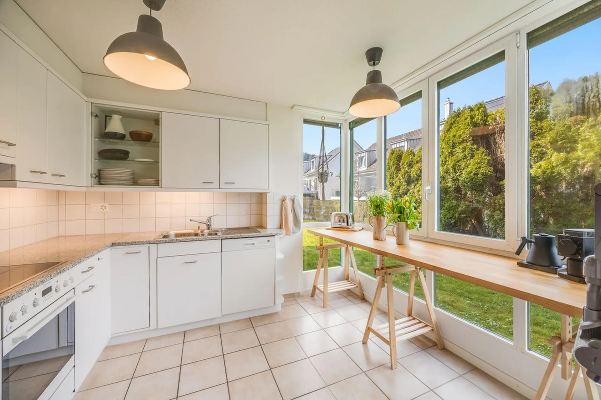Appartement de jardin spacieux 3.5 pièces avec 108 m², calme, soleil et proximité du lac de Zurich