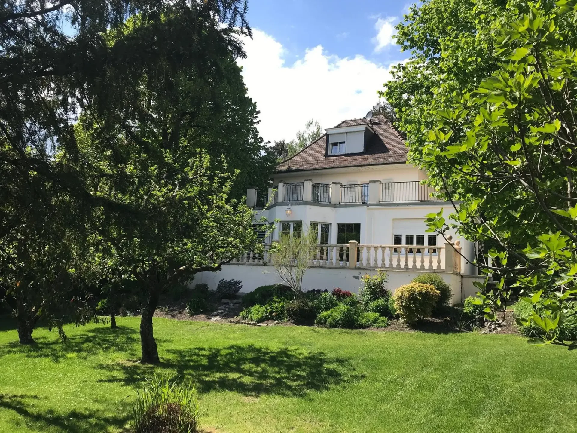 WUNDERSCHÖNES 9-ZIMMER-ANWESEN IN PETIT SACONNEX MIT GROSSEM GARTEN UND RUHE
