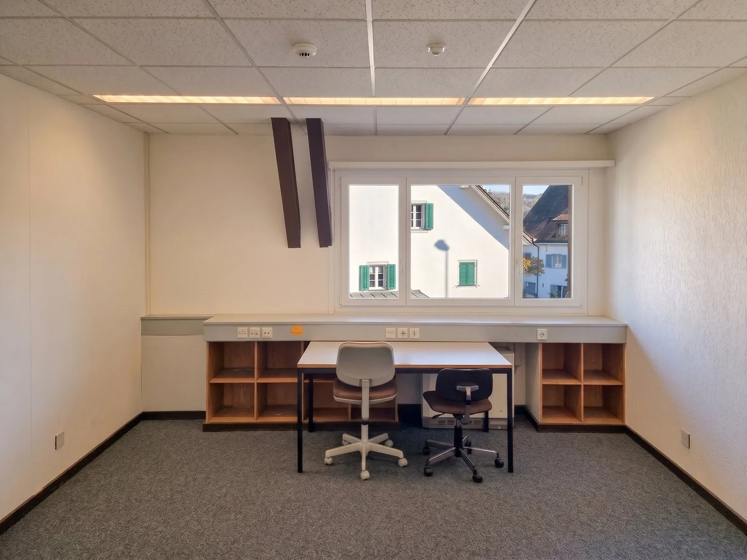 Espaces de bureau abordables dans la zone du village de Bergdietikon – disponibles immédiatement