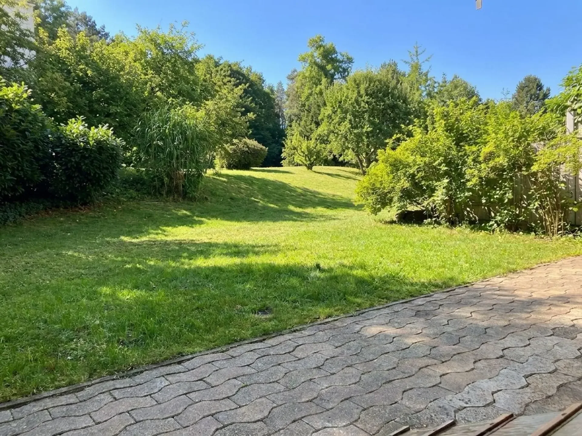 80 m² Gartenwohnung mit Cheminée - nur wenige Schritte vom Bahnhof entfernt