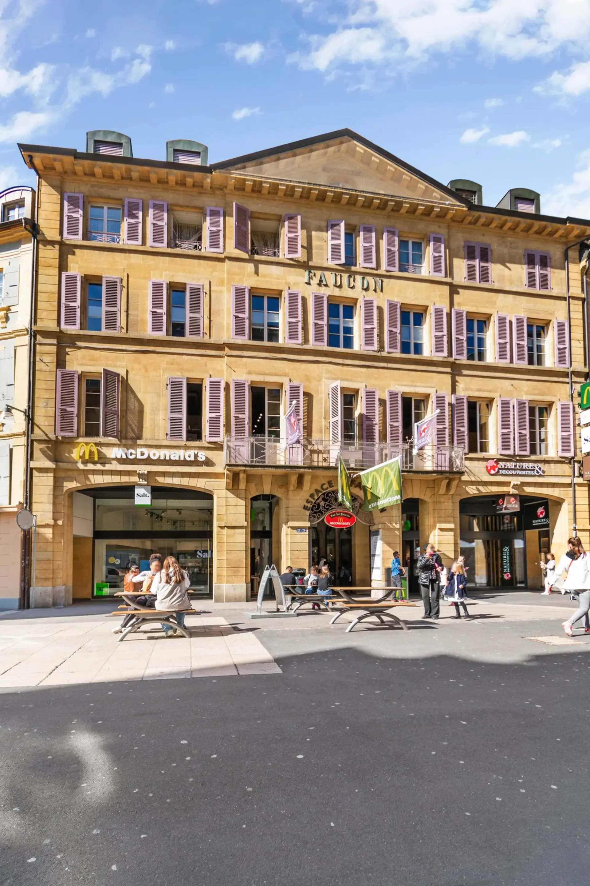 Im Herzen einer Fußgängerzone mit hohem Verkehrsaufkommen