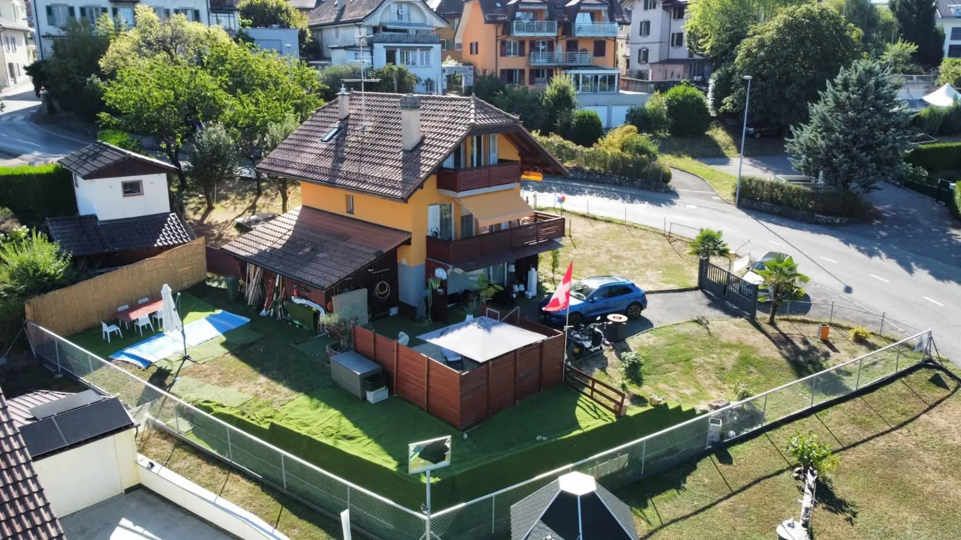 Nel cuore del villaggio con grande giardino!