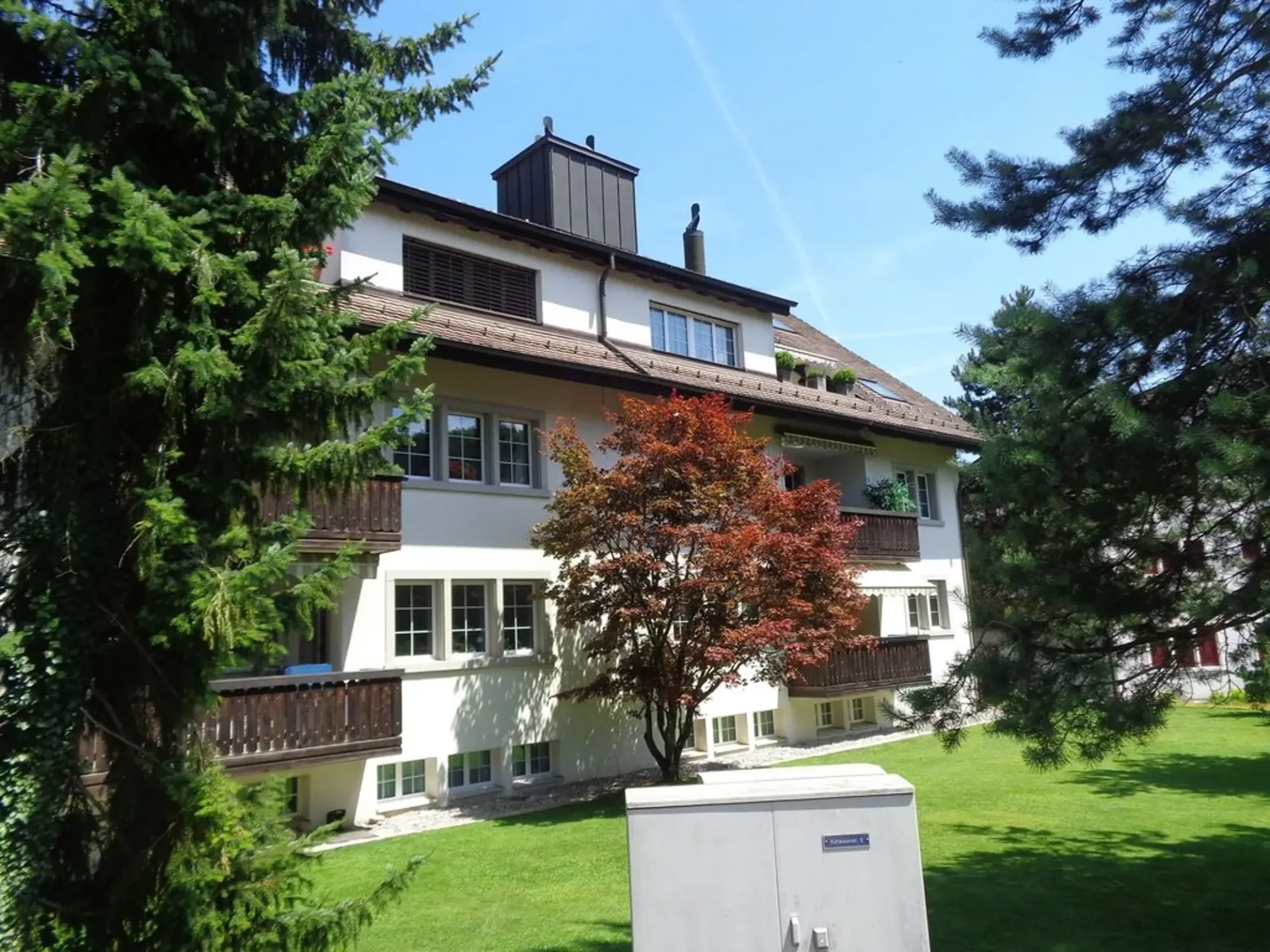 Wir bieten eine grosszügig ausgestattete Wohnung an.