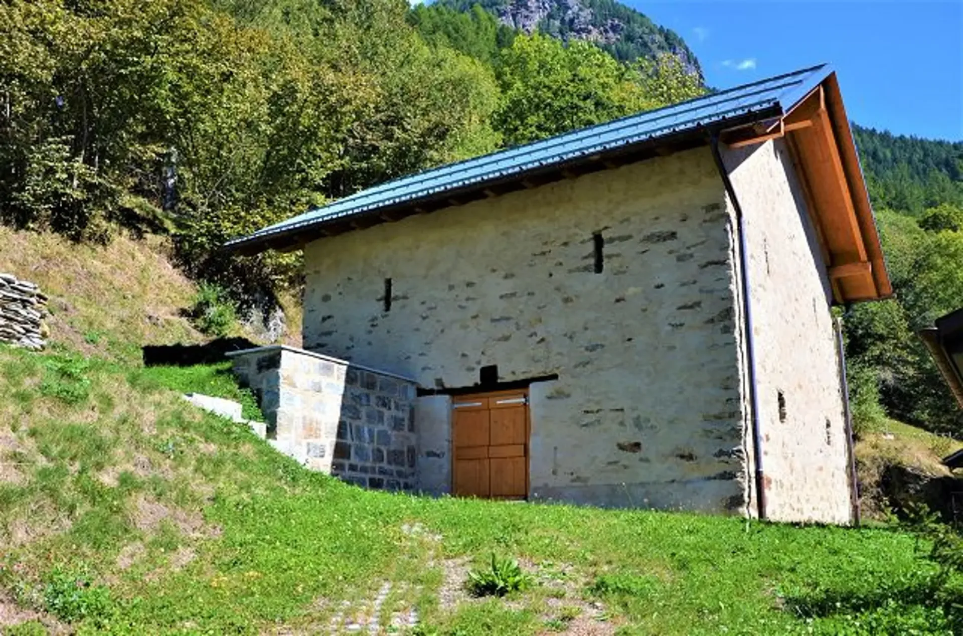 Teilweise renoviertes Rustico mit Baugenehmigung und Grundstück
