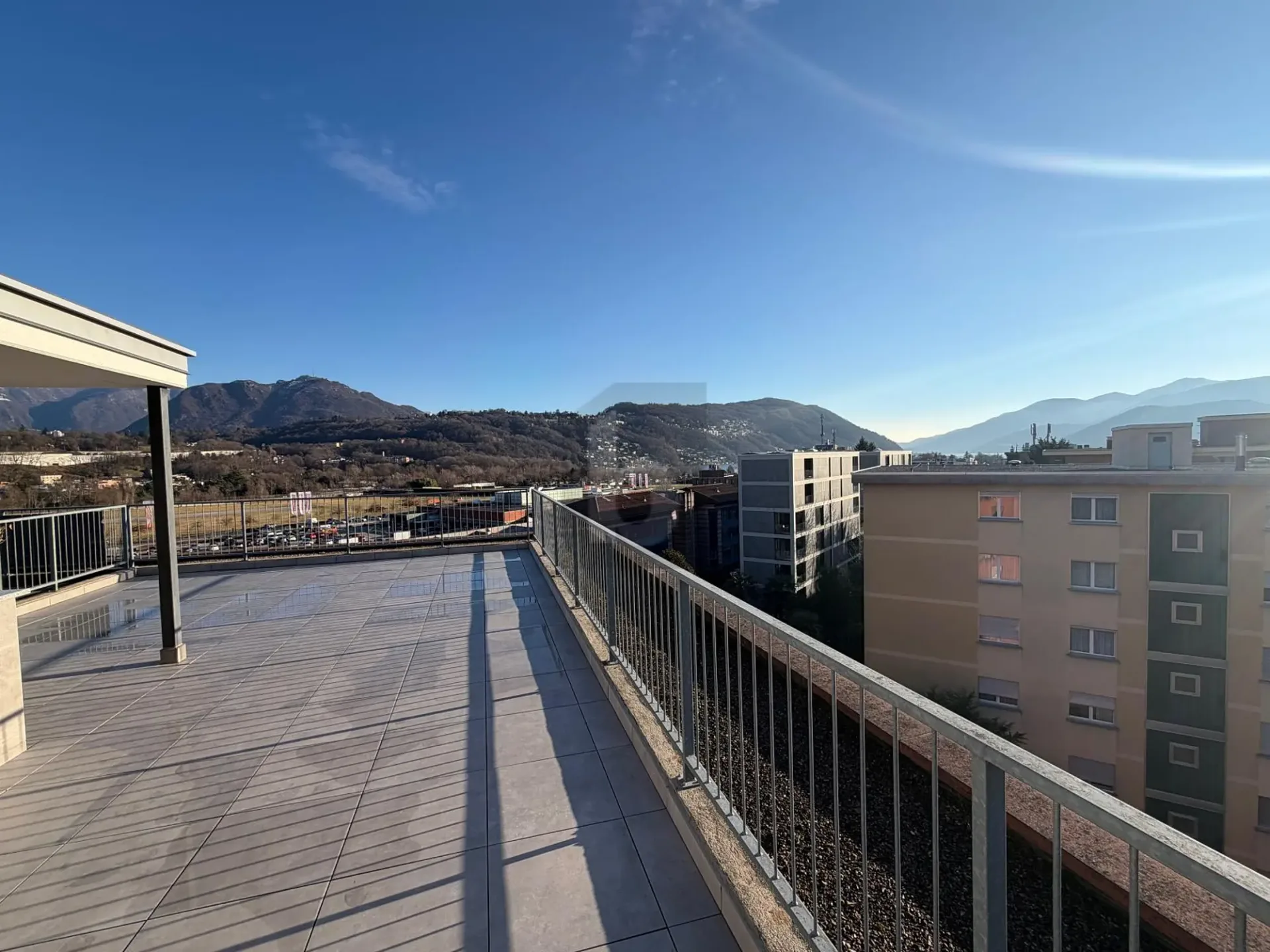 Prächtiges Penthouse mit 4.5 Zimmern, großer Terrasse und modernen Ausstattungen.