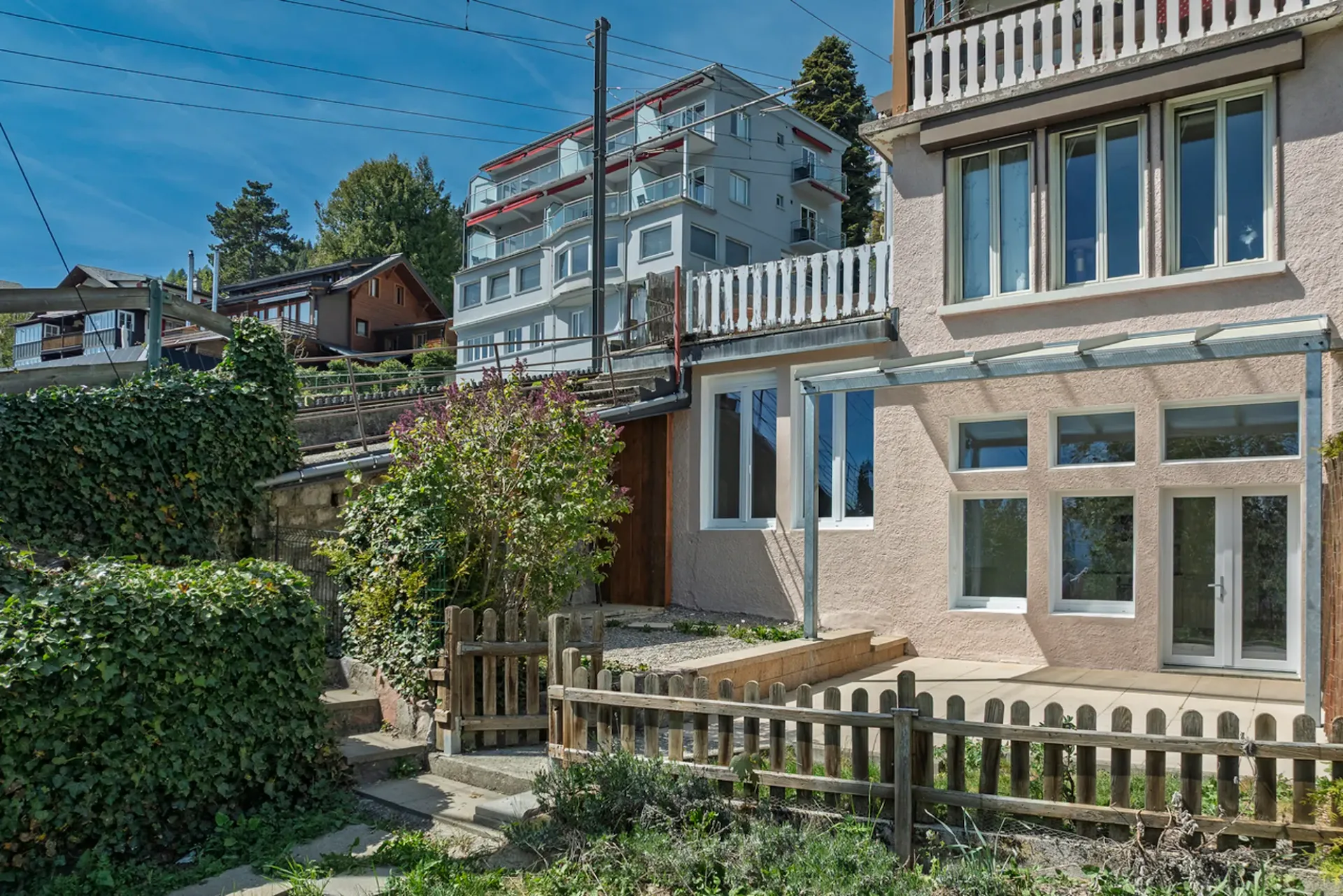 Das Roselier - 3,5 Zimmer renoviert mit Südterrasse, neben dem Bahnhof