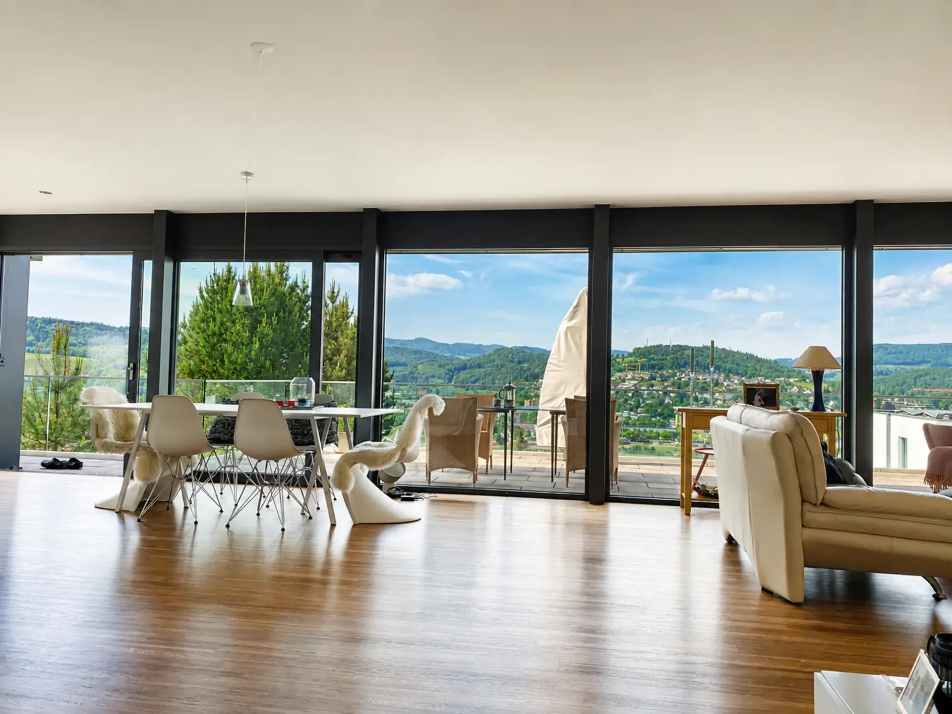 Exklusive 3.5-Zimmerwohnung mit Panoramaaussicht und Doppelgarage inkl. E-Ladestation