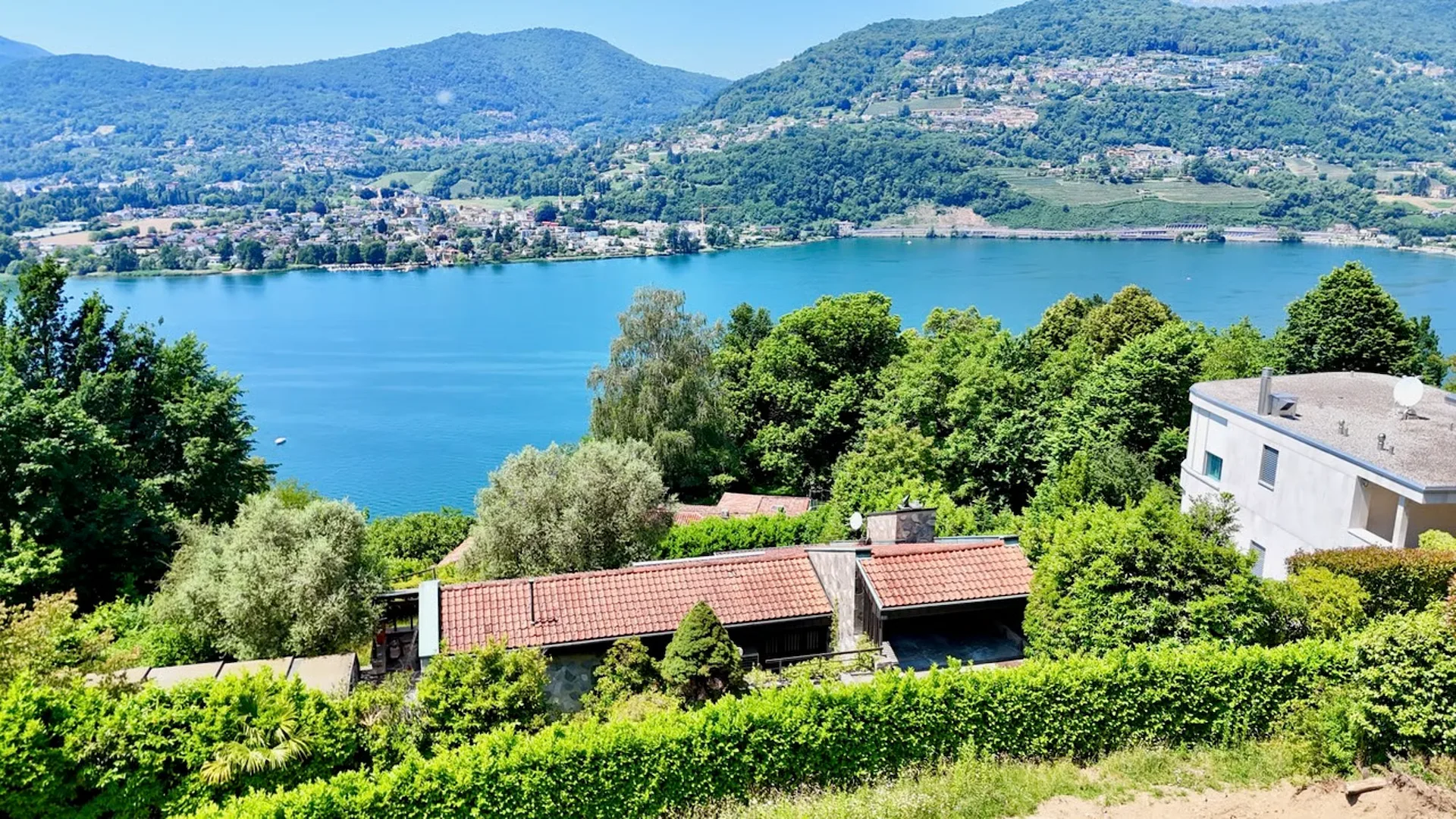 Terreno Edificabile a Montagnola con Splendida Vista sul Lago