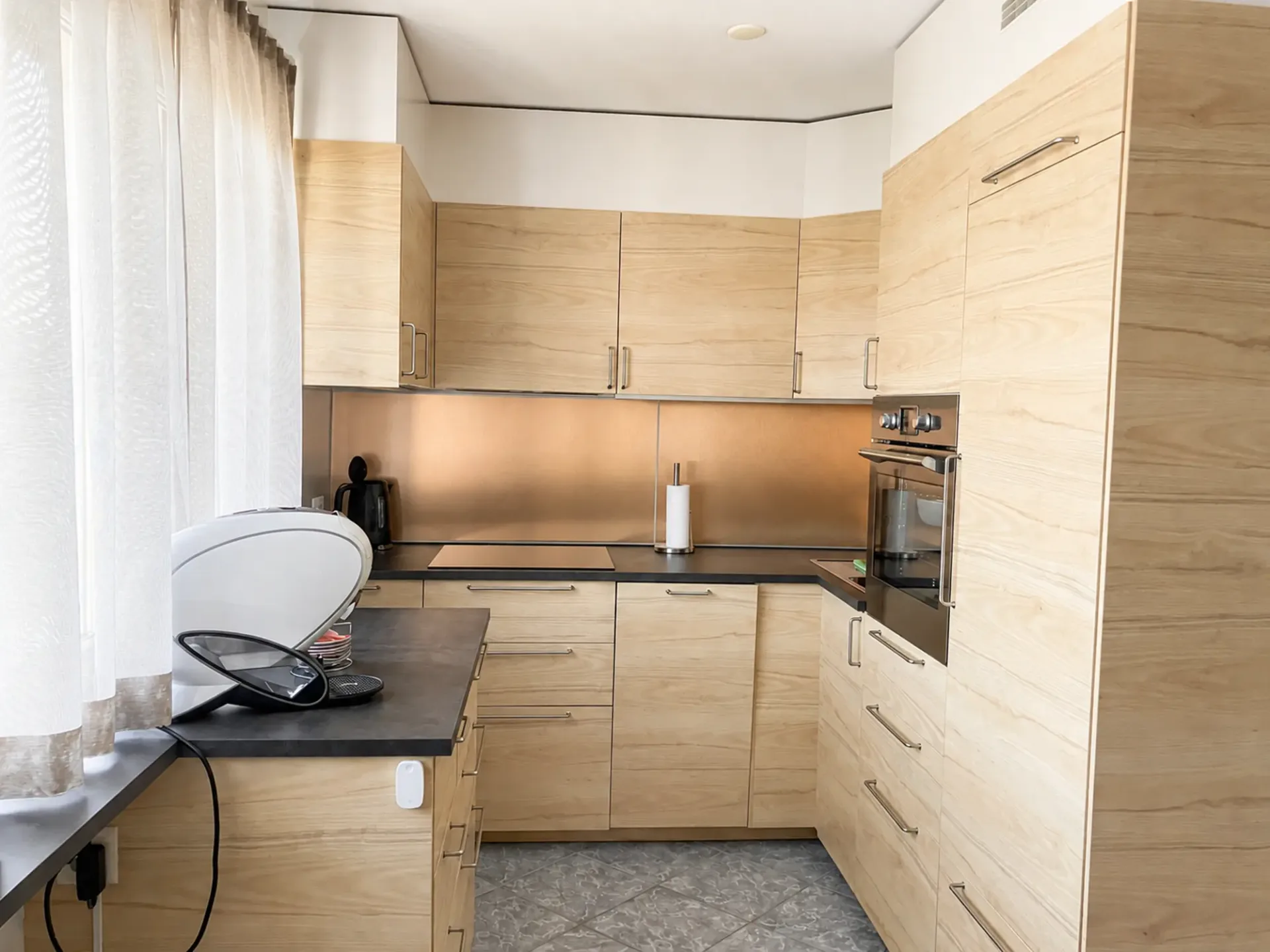Umfassend renovierte 3.5-Zimmerwohnung mit Aussicht und Garagenbox (im Baurecht)