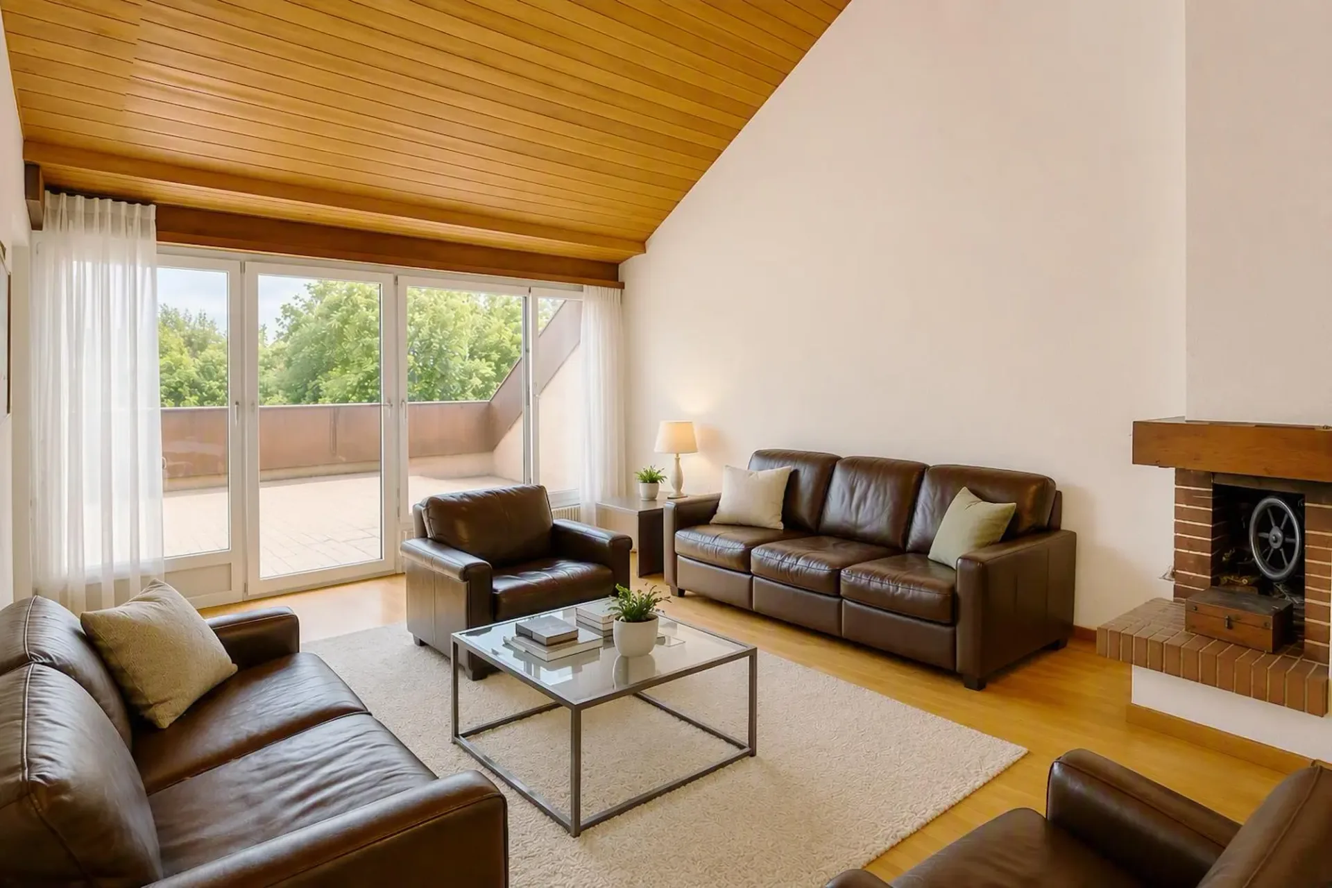 2½-Zimmer Dachwohnung mit Lift & Schwimmbad?