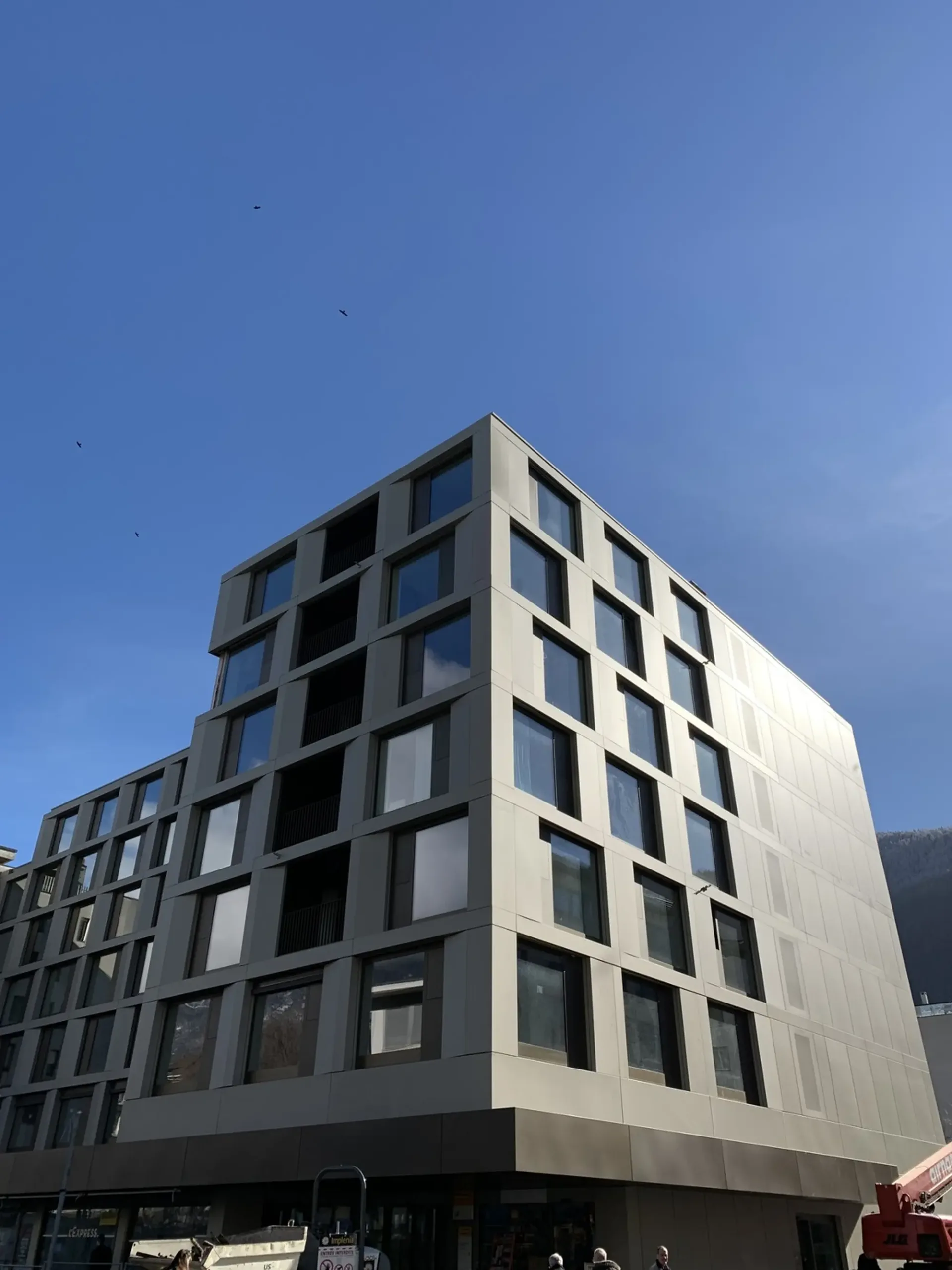 Studio ohne Balkon im Gebäude, in dem sich die Postfiliale befindet