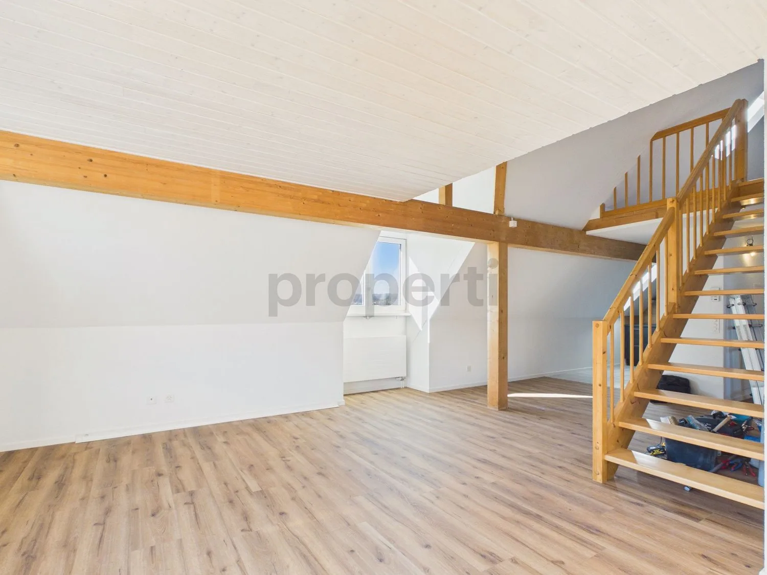 Maisonette mit Dachgeschoss-Charme, Holzbalken und viel Privatsphäre in Feuerthalen