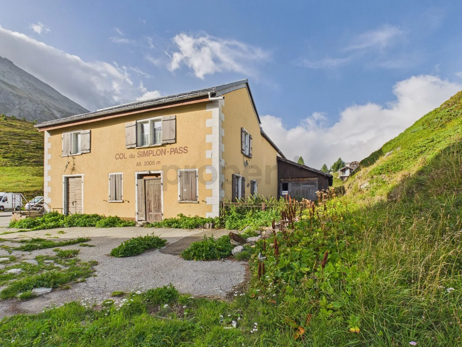 Gioiello storico di passo a 2'005 m sul livello del mare: 228 m² di spazio abitabile, scenario da sogno alpino e uso versatile