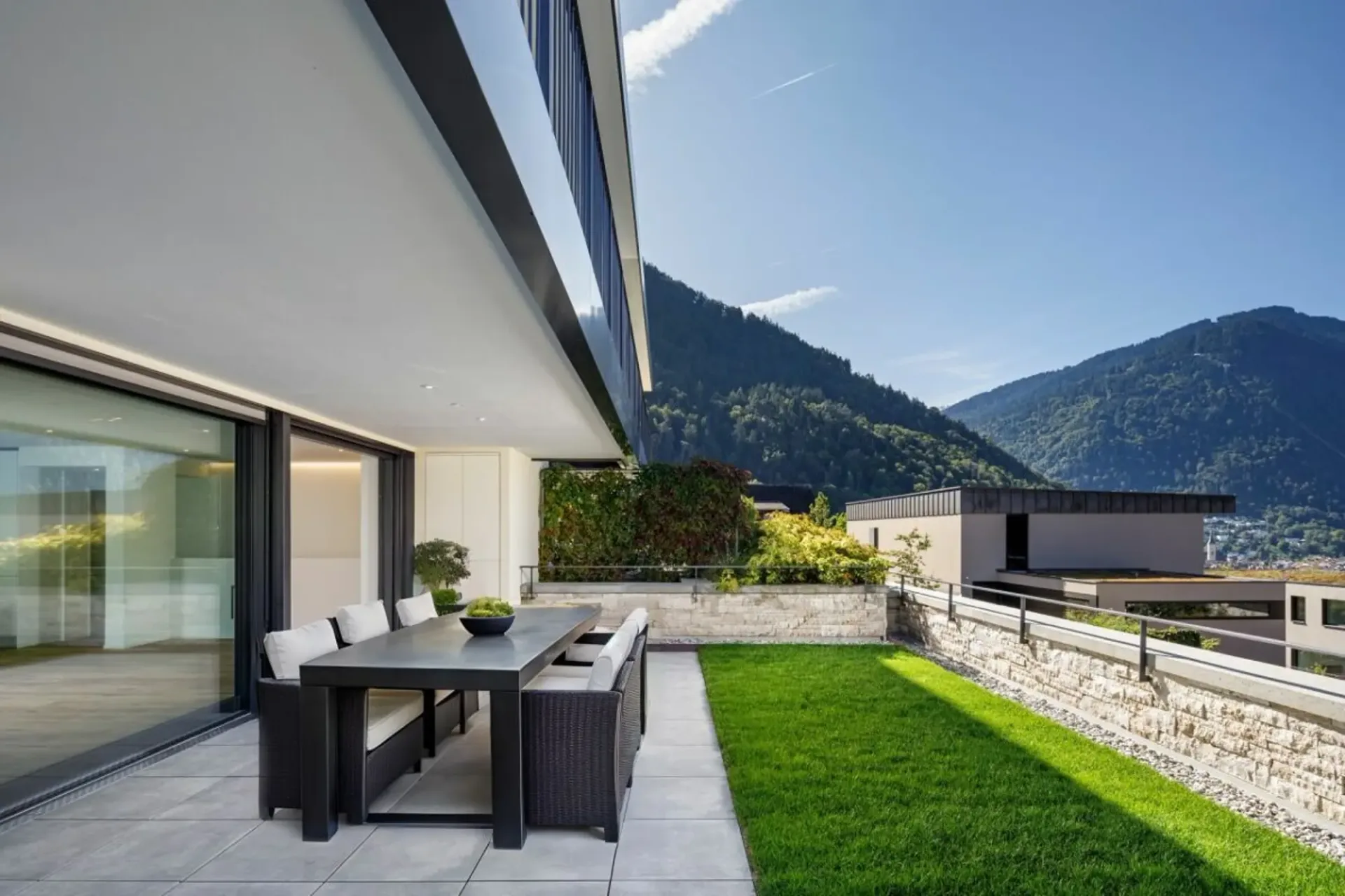 Sonnenverwöhntes Doppeleinfamilienhaus an Top-Hanglage!