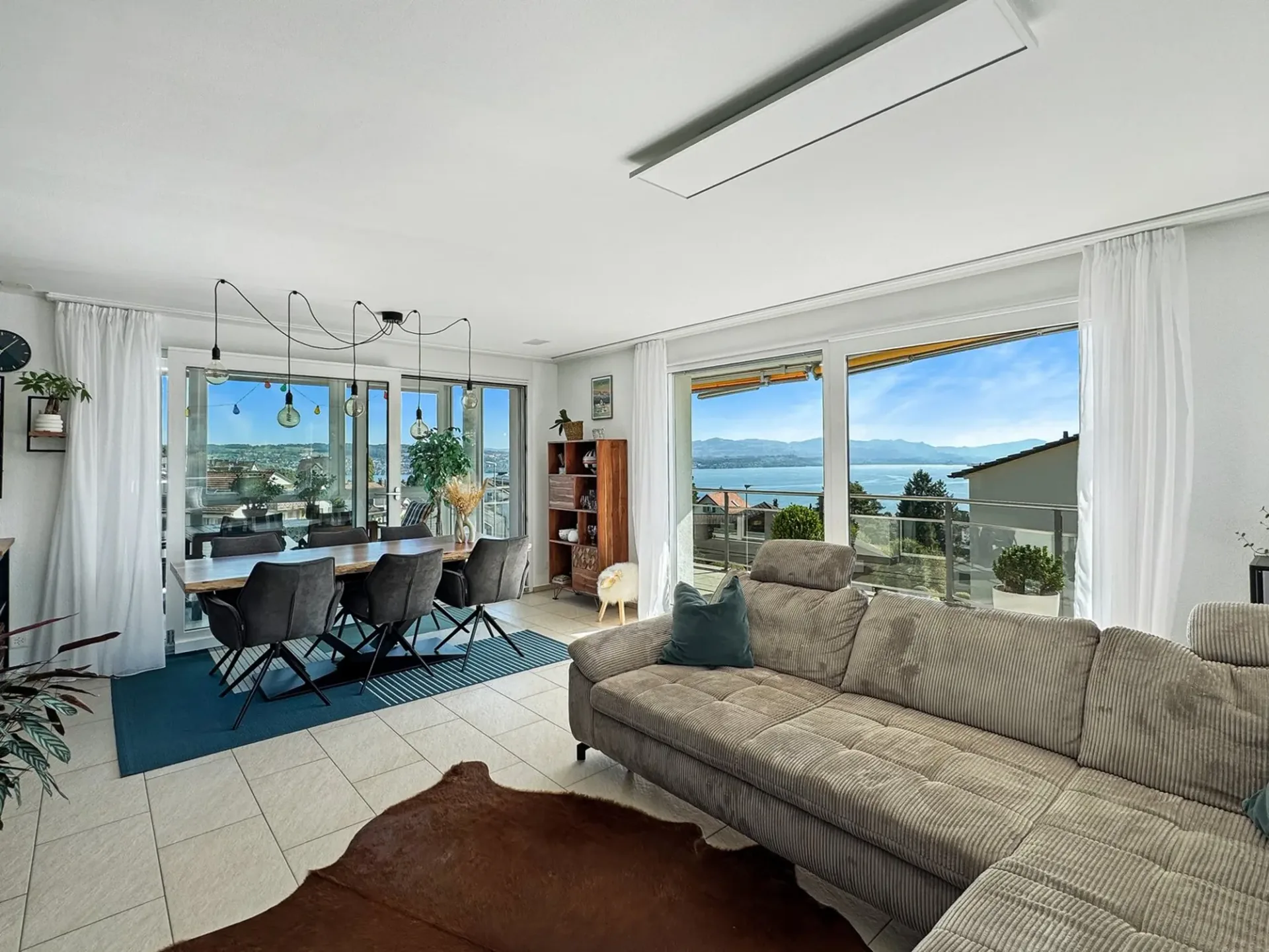 Neuwertige 4½-Zimmer-Wohnung mit Seeblick über den Zürichsee