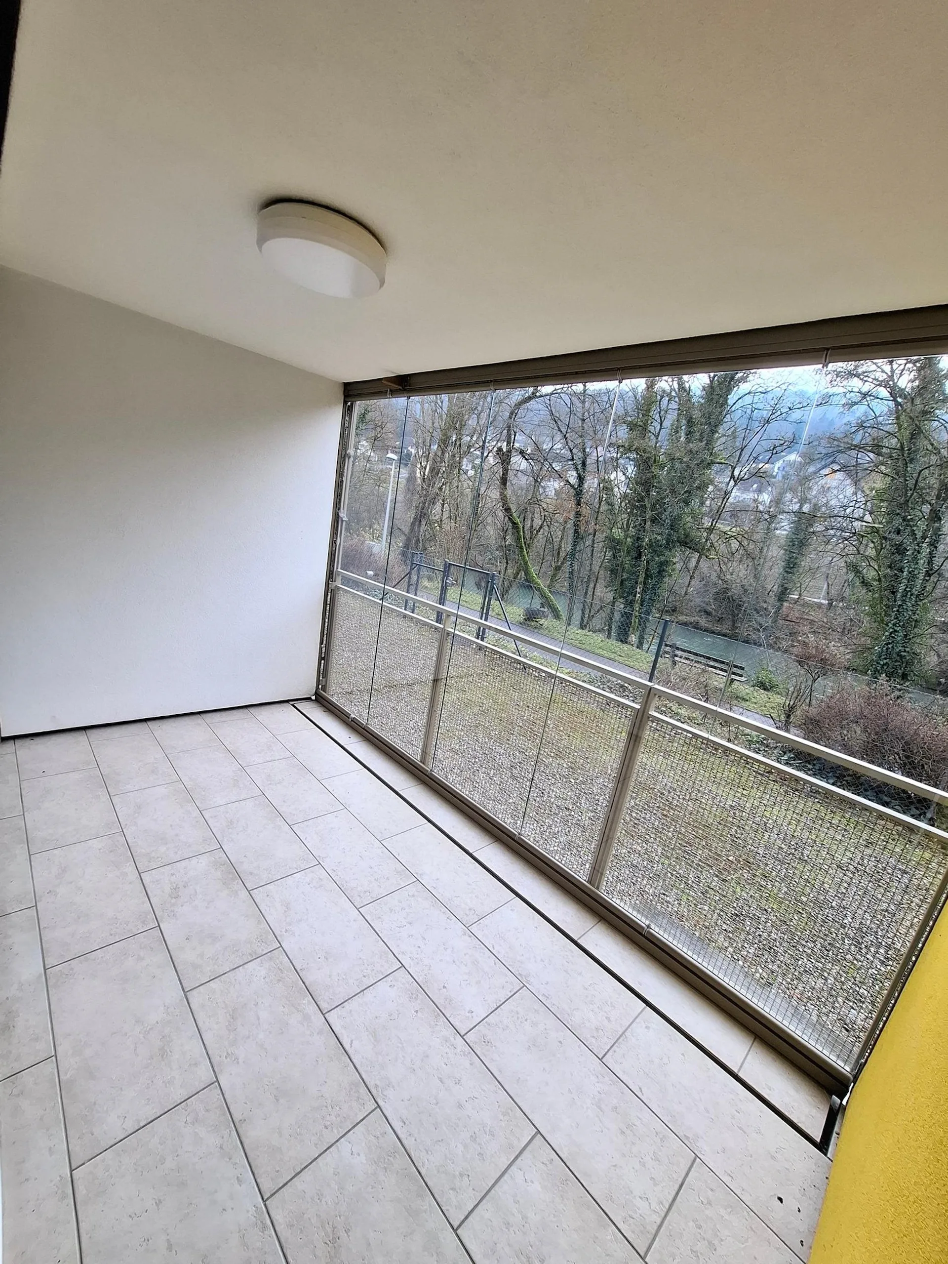 Moderne 2.5-Zimmer-Wohnung mit Balkon in Grellingen