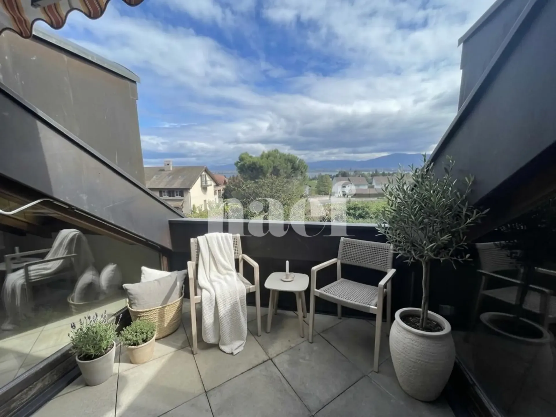 Zentrum von Founex - Charmantes 6-Zimmer-Duplex-Apartment im 2. Stock mit Kamin und Balkon