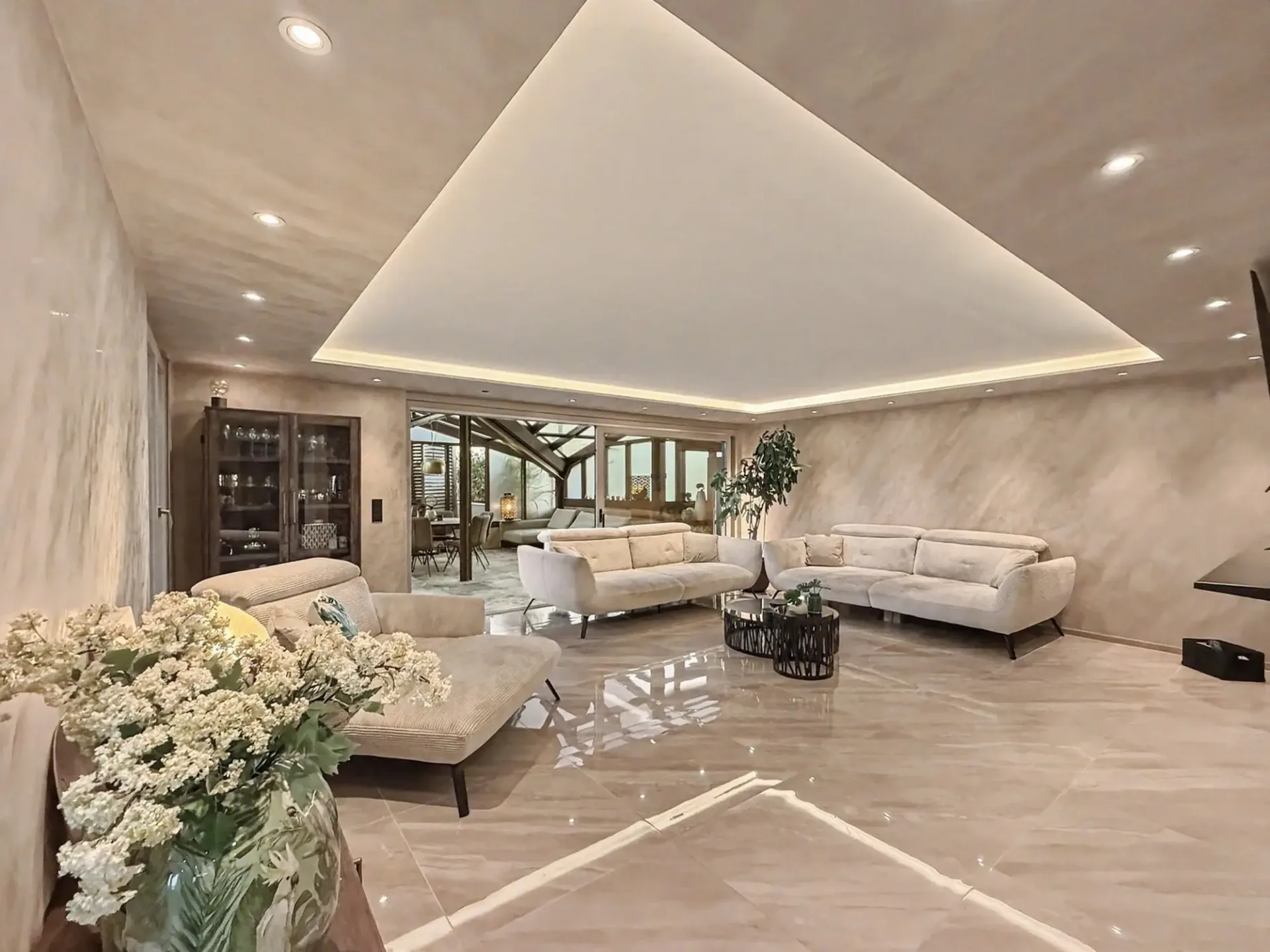 Luxuriöse Penthouse Wohnung mit viel Privatsphäre und Sicht in die Berge