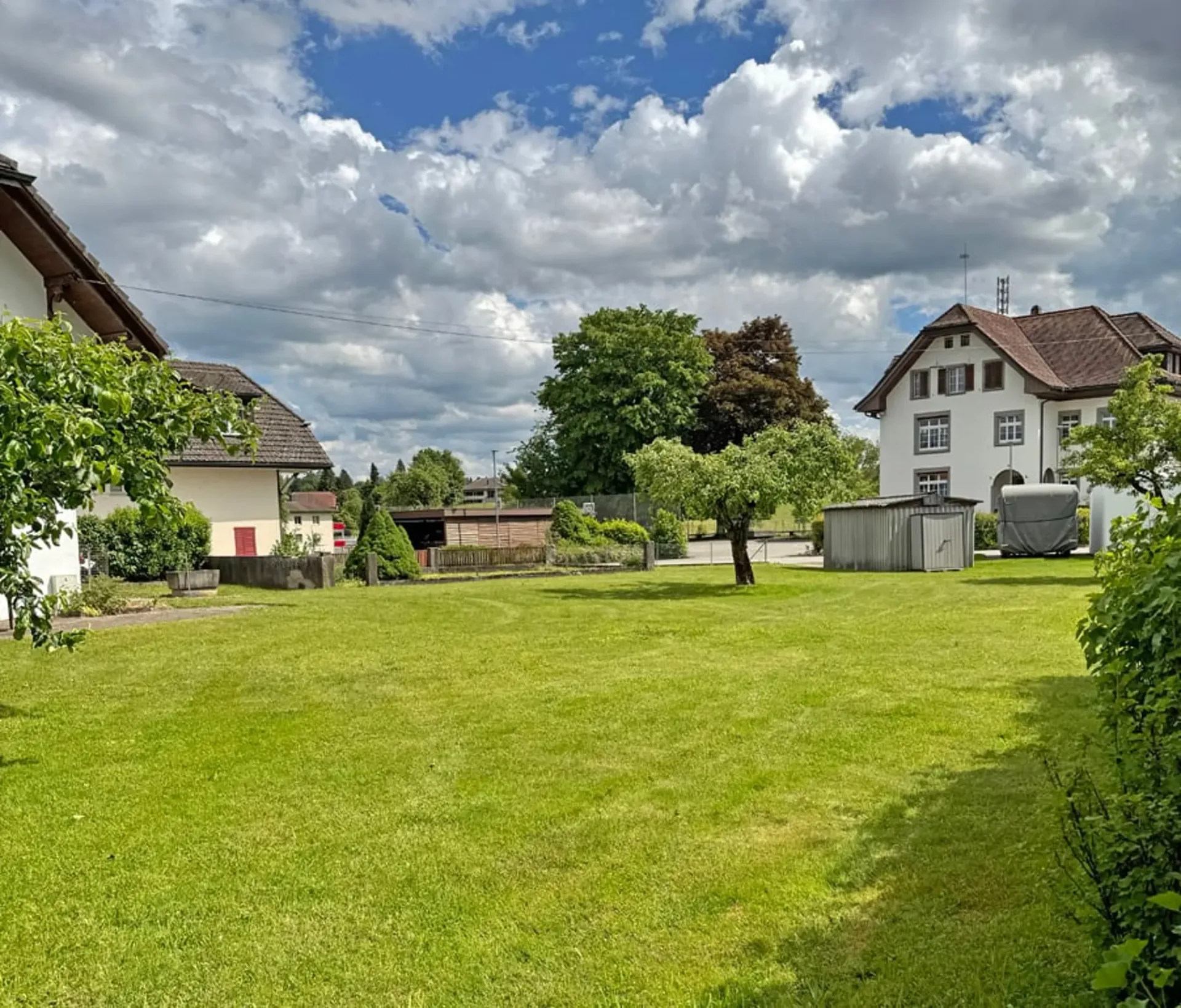 ...Wohnhaus, Stöckli und ein grosses Grundstück...