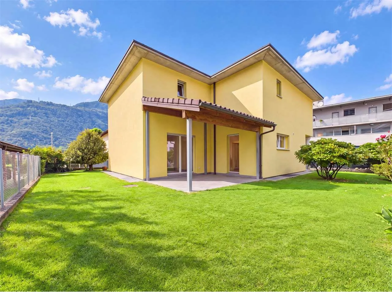 Arbedo Castione: Spacious House 4.5 with Garden