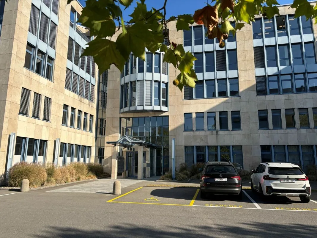358 m² office on the ground floor with 3.5 m room height - flexibly divisible