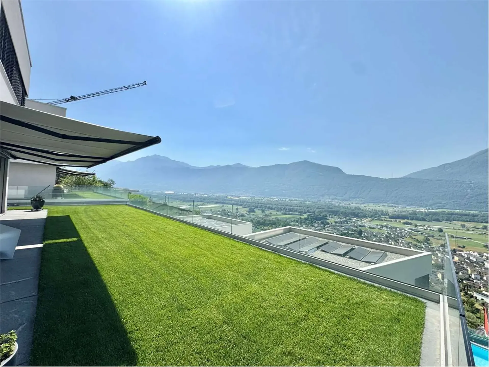 Villa unifamiliale moderne Minergie-P avec installation photovoltaïque et privée