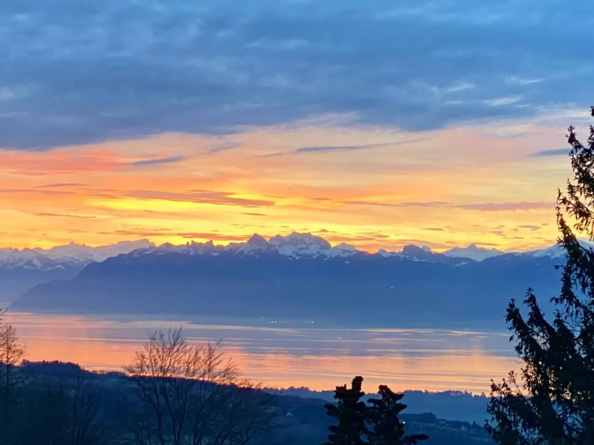 Villa-Chalet mit Blick auf den See und die Alpen, mit Baupotential