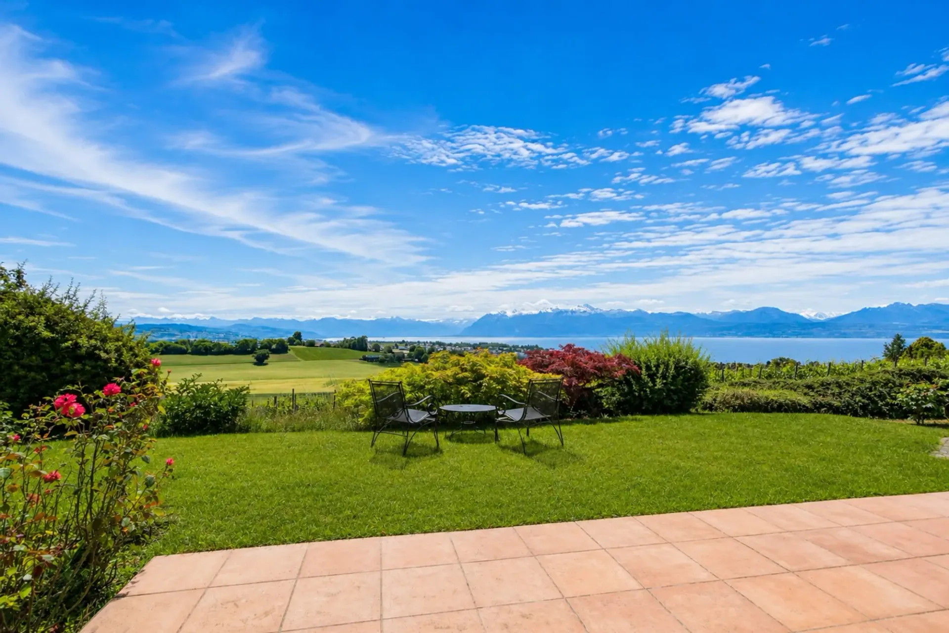 Haus im Dorf mit Blick auf den See und den Mont Blanc