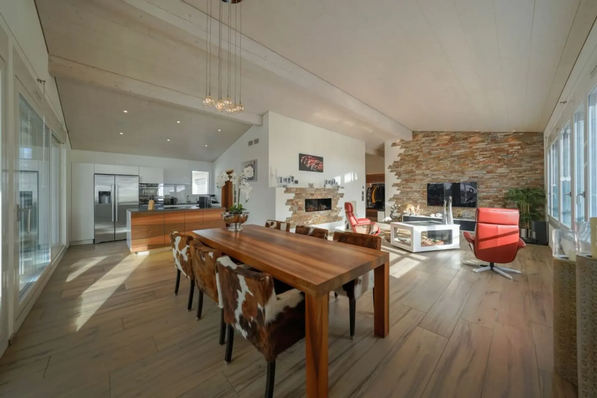 Luxus Wohngefühl pur! Stilvolle 4.5 Zimmer-Oase mit 6 m Raumhöhe, Spa-Ensuite Bad & verglaster Loggia
