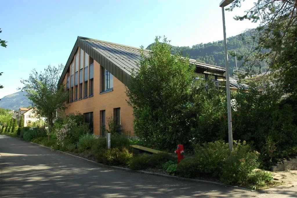 Bright 2-room apartment with balcony in Glarus Nord – available immediately