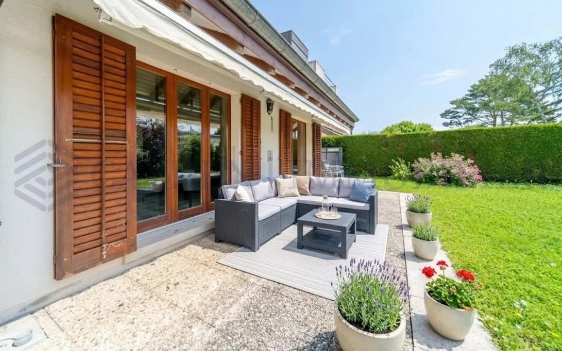 Villa mit 6 Zimmern, 800 m vom See entfernt!
