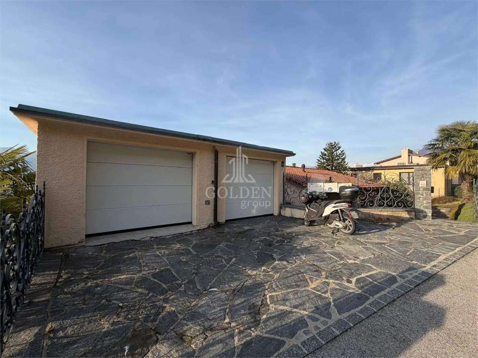 Zweifamilienhaus mit 2 × 3,5 Zimmern und einem Haus mit 2,5 Zimmern und Garten