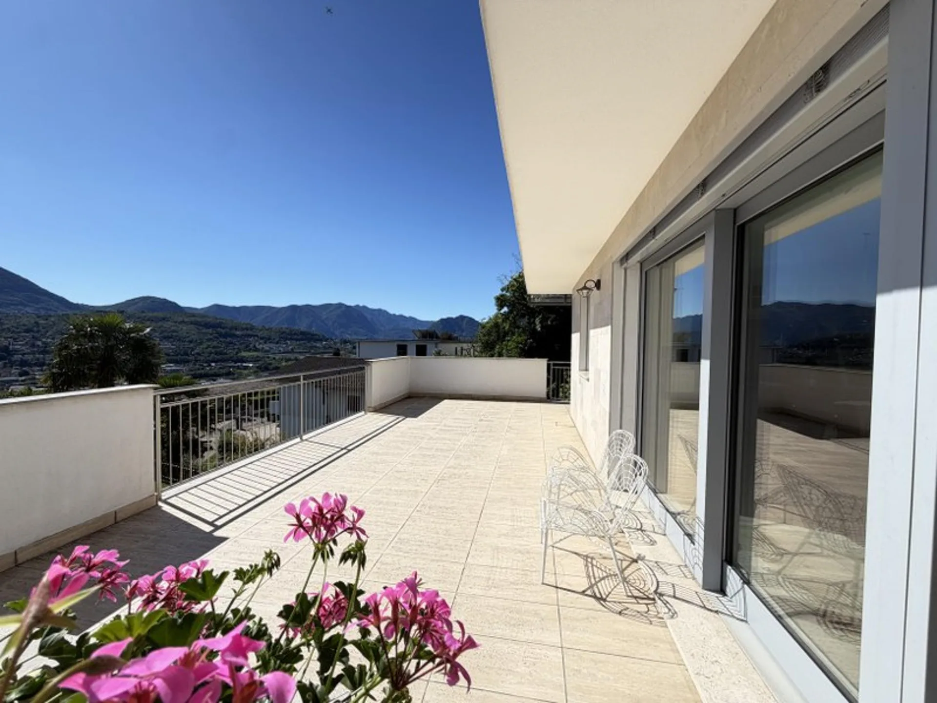 Villa with bright rooms and a magnificent panoramic terrace