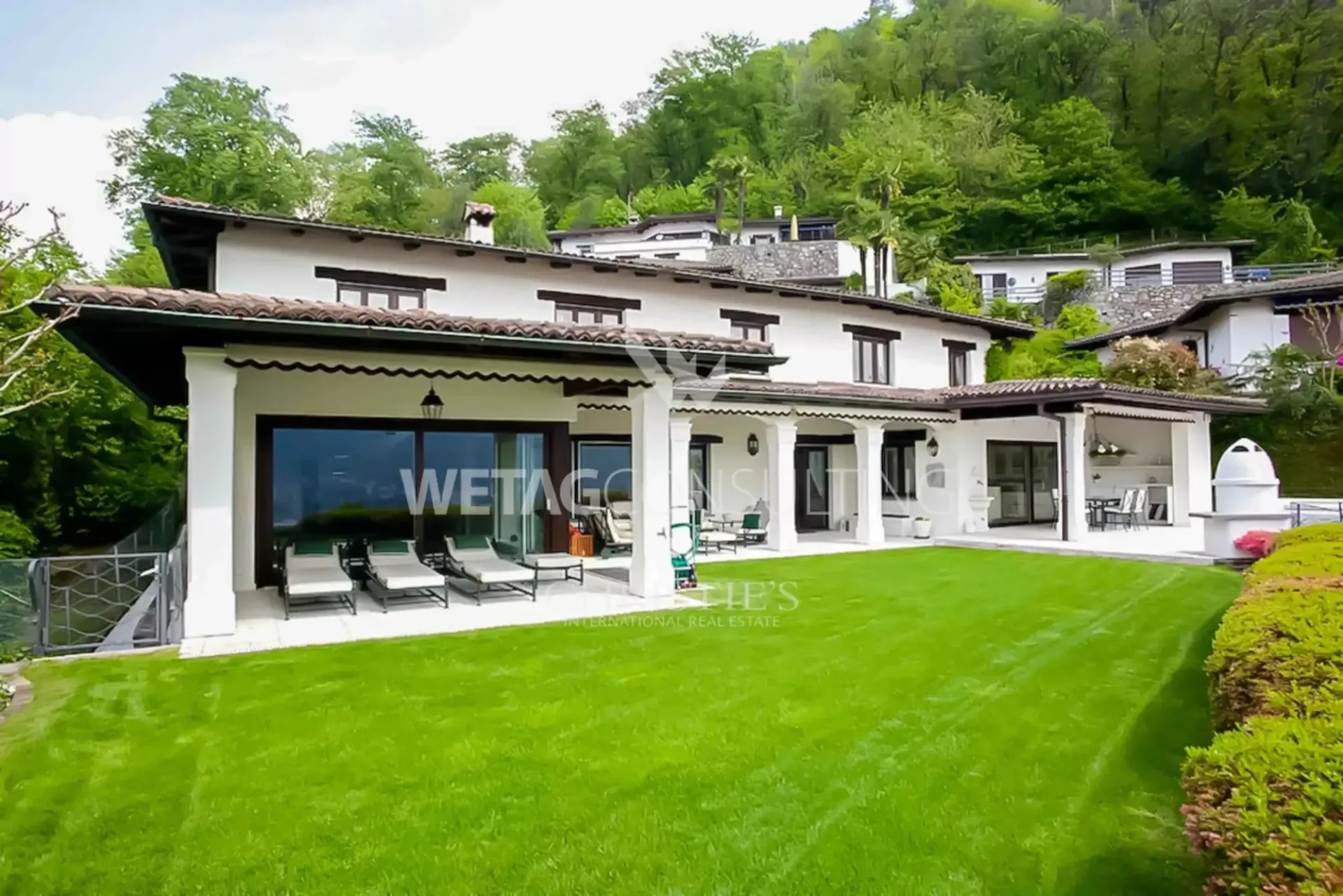 Lugano-Figino: Elegante Villa mit traumhafter Aussicht auf den Luganersee & Indoor-Pool zu verkaufen