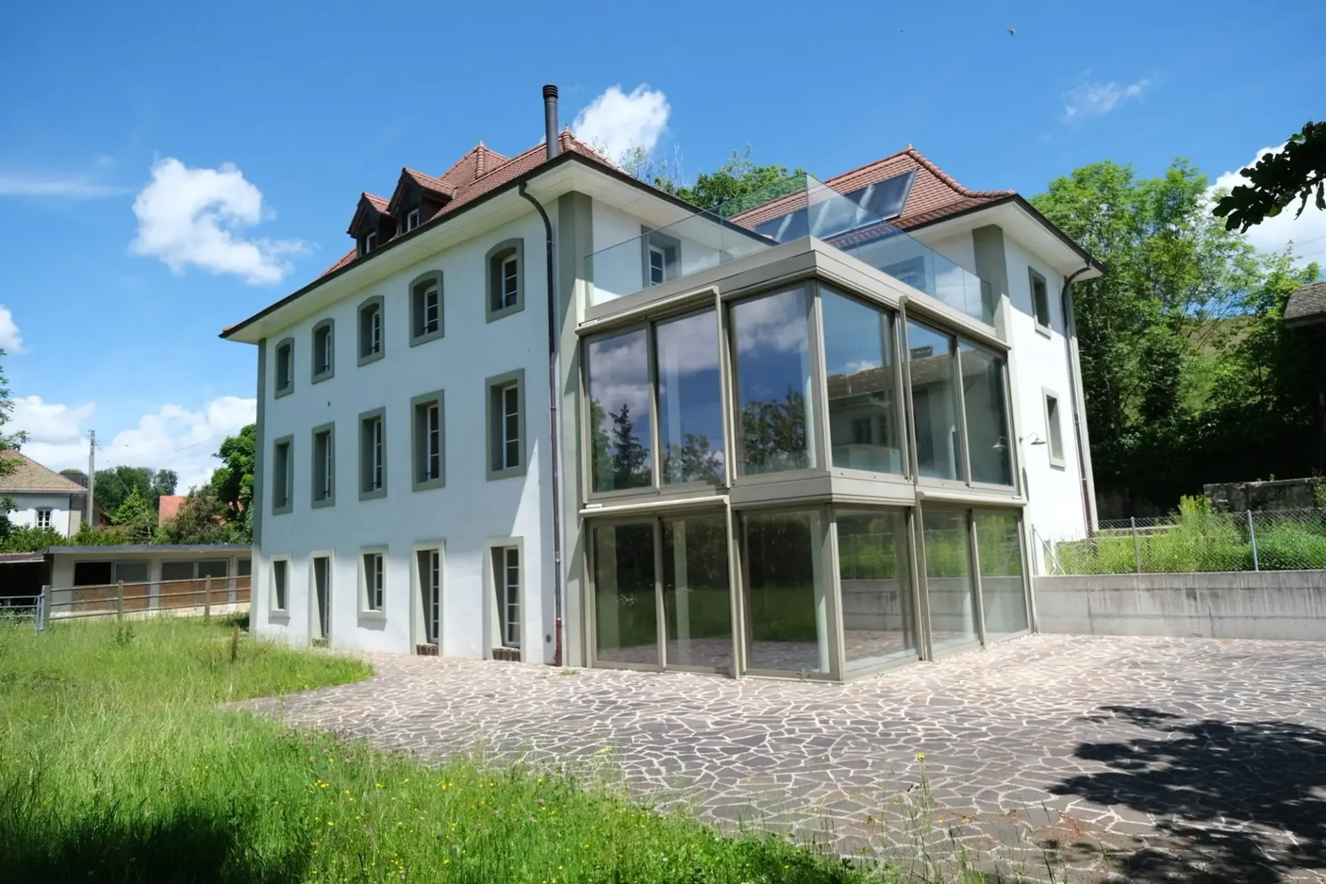 Herrschaftshaus mit gemischter Nutzung (Wohnen/Büros) und einer Reitanlage