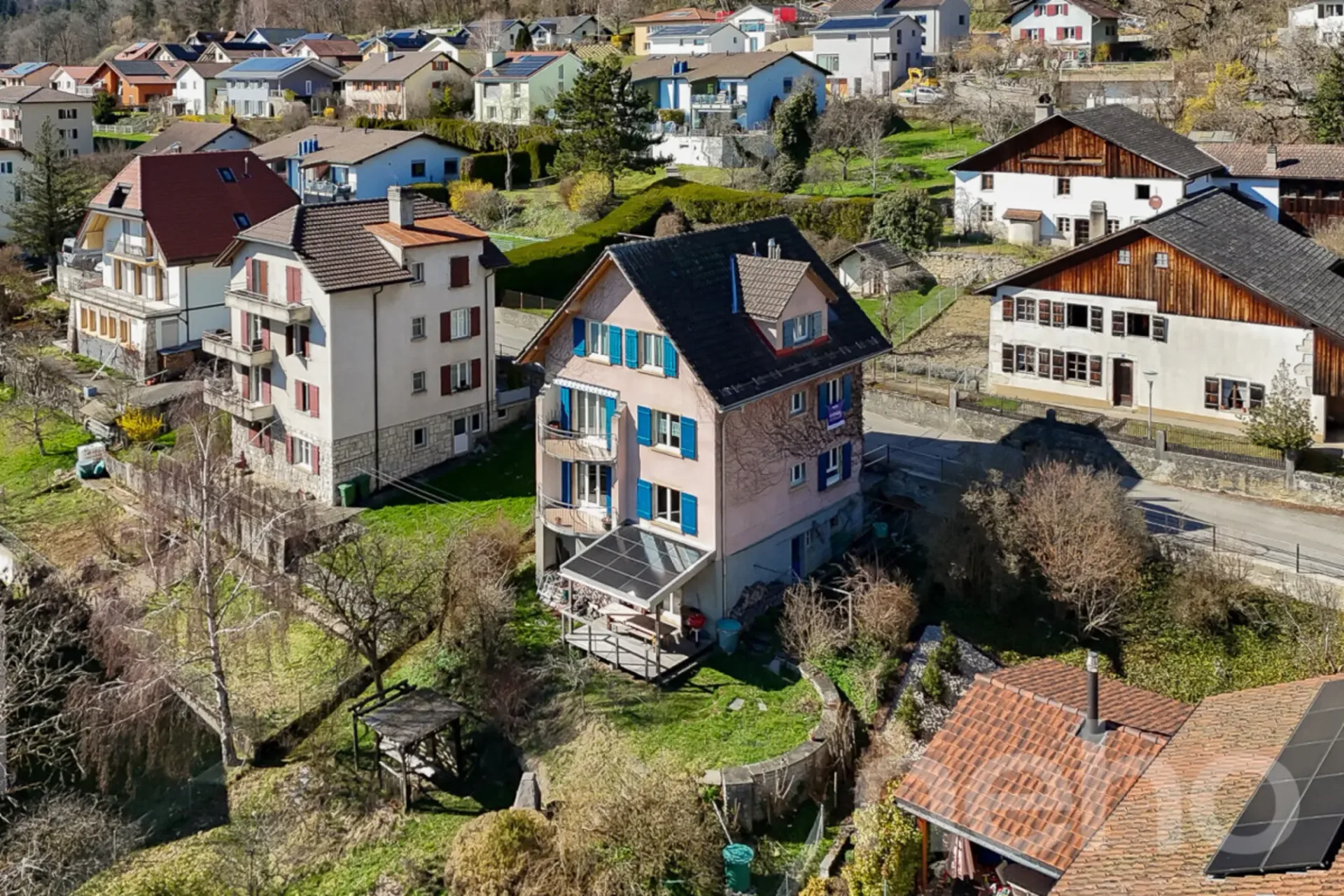 Großes Familienhaus mit 2 Wohnungen: 6,5 Zimmer + 3 Zimmer